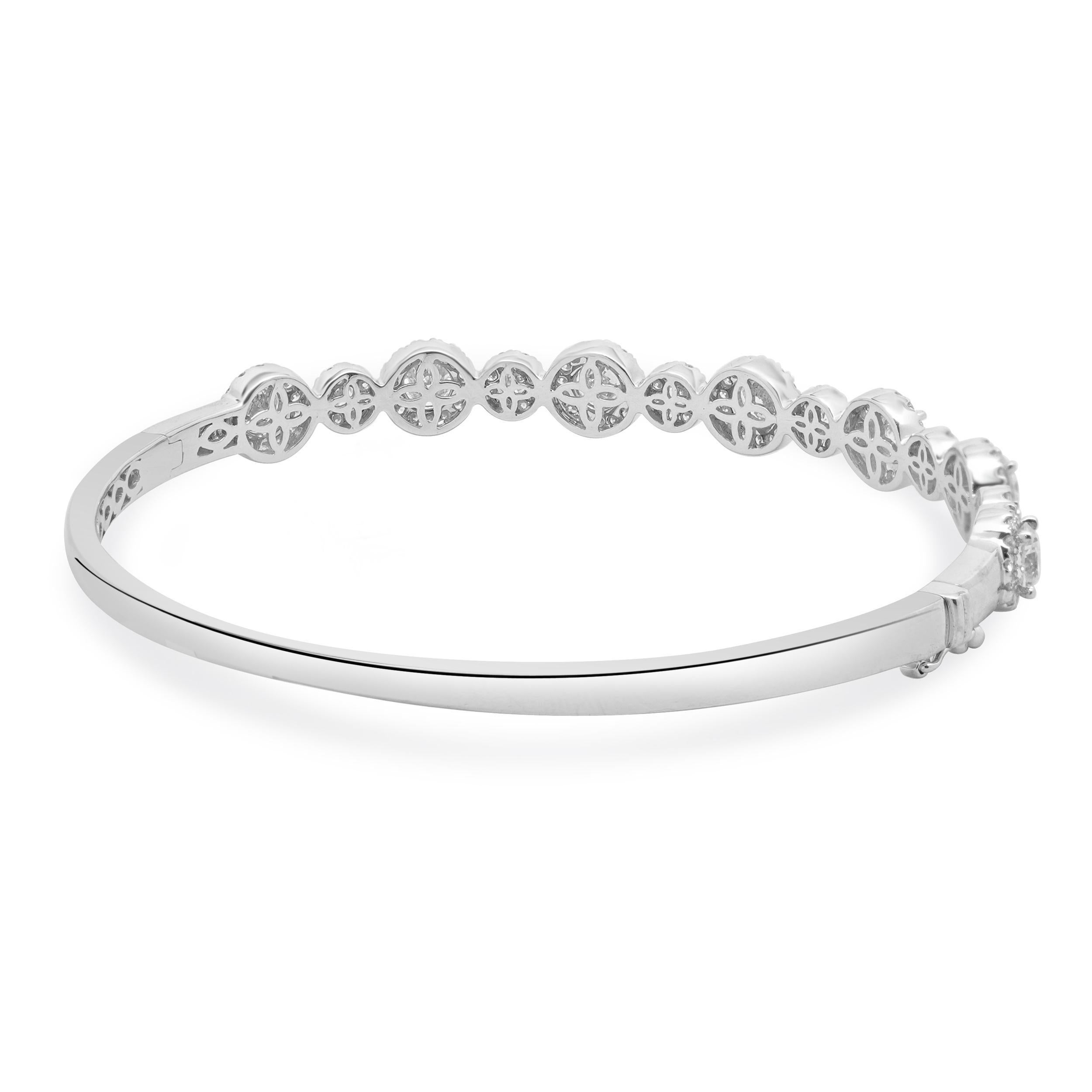 Taille brillant Bracelet en or blanc 18 carats, diamants ronds taillés en brillant, Halo Bangle en vente
