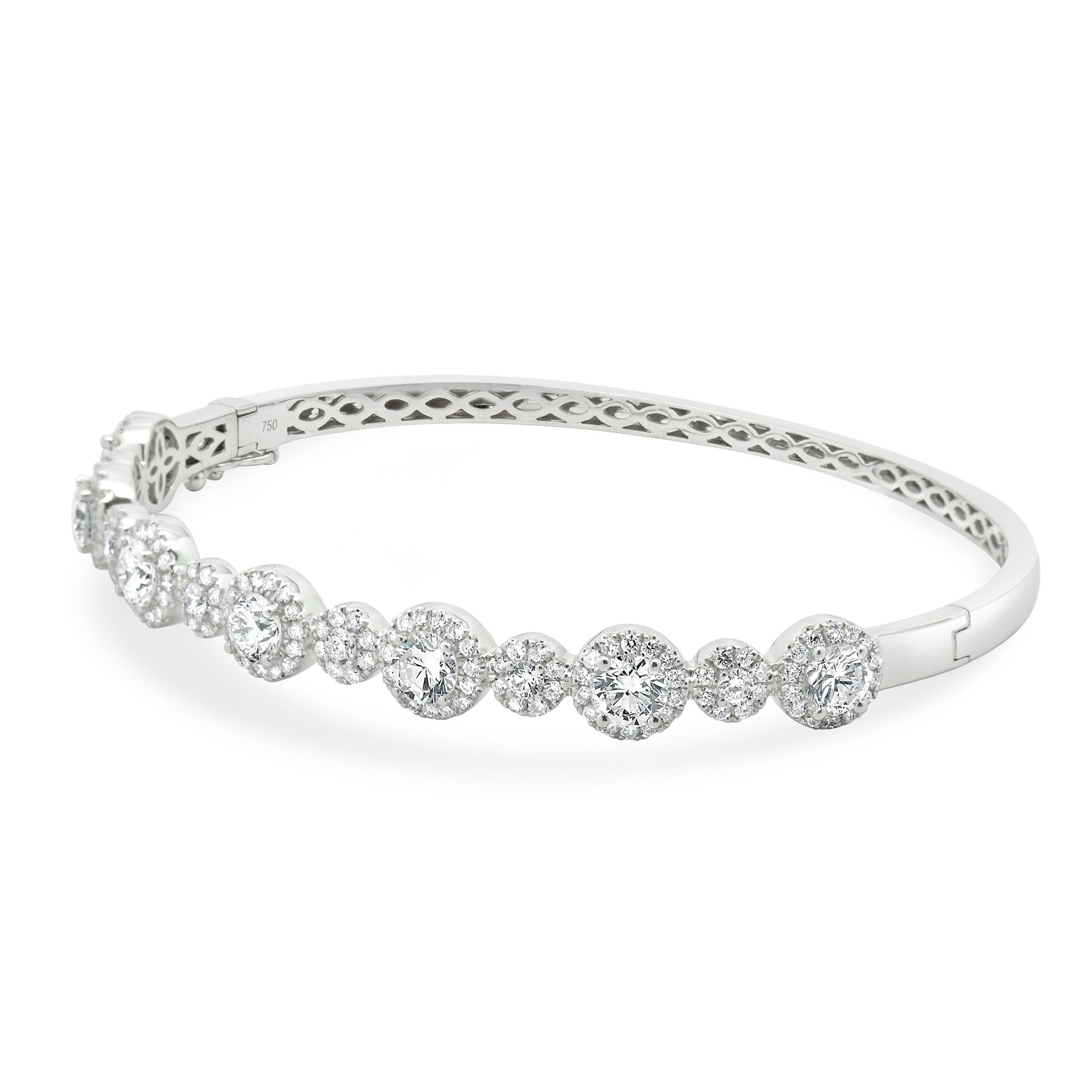 Bracelet en or blanc 18 carats, diamants ronds taillés en brillant, Halo Bangle Excellent état - En vente à Scottsdale, AZ