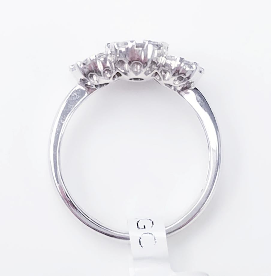 Contemporary 18 Karat White Gold Round Cut 1.23 Carat Diamond Ring For Sale