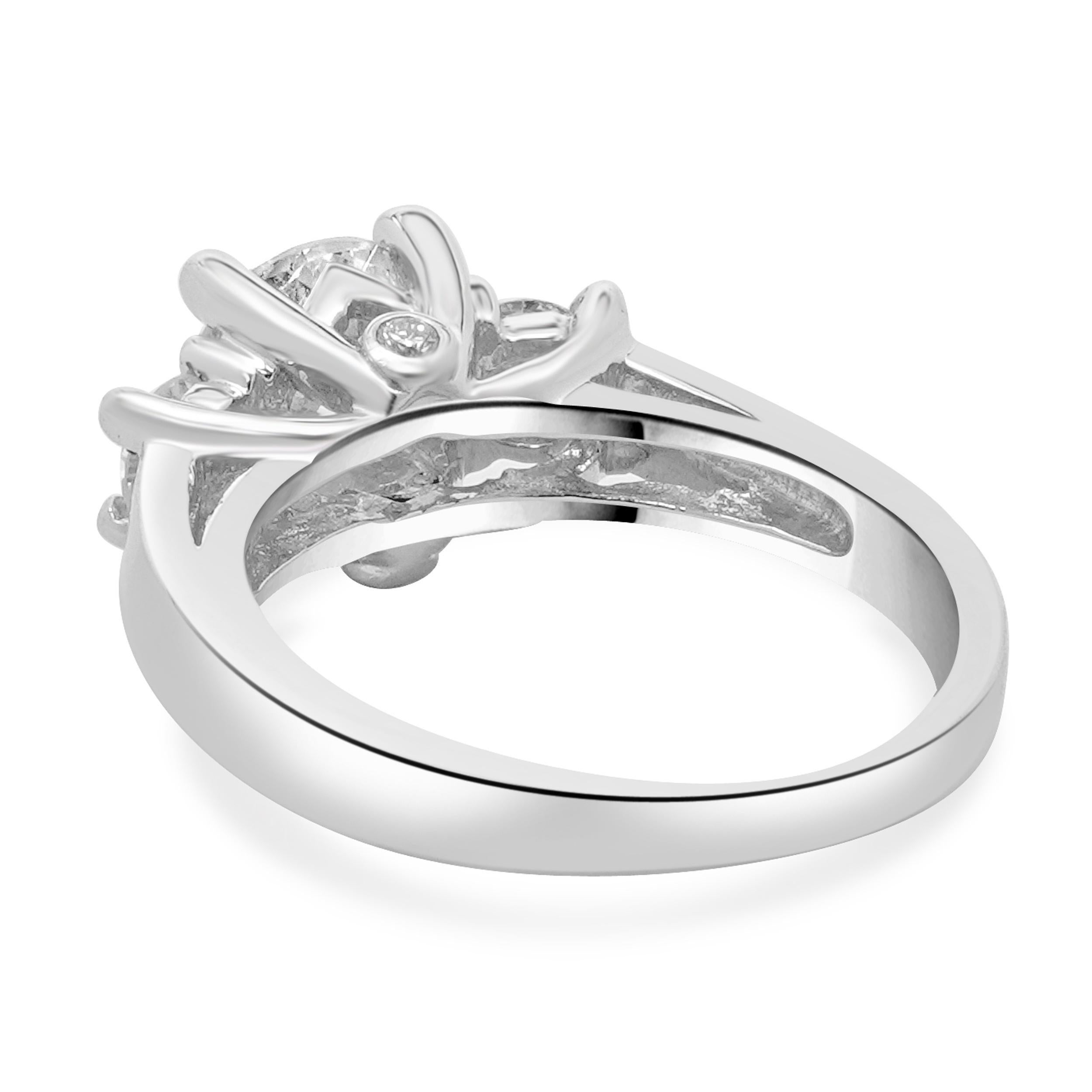 18 Karat White Gold Round Cut Diamond Engagement Ring In Excellent Condition For Sale In Scottsdale, AZ