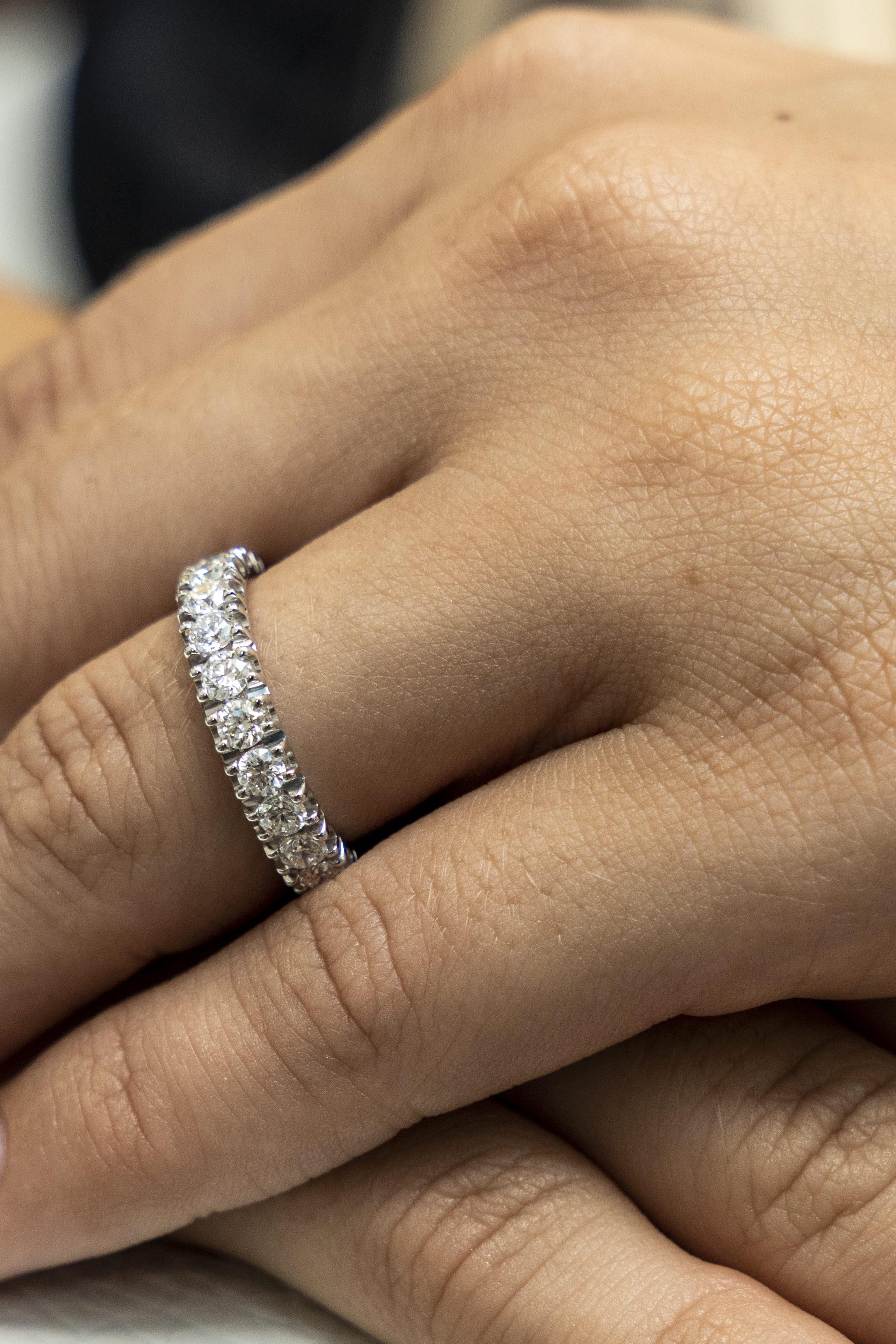 L'anneau en or blanc 18K fait partie de la Collection ANNIVERSARY. Ce bijou intemporel est composé de 15 diamants blancs naturels ronds pour un total de 2,16 carats. Le poids total du métal est de 3,30 gr. Un design 