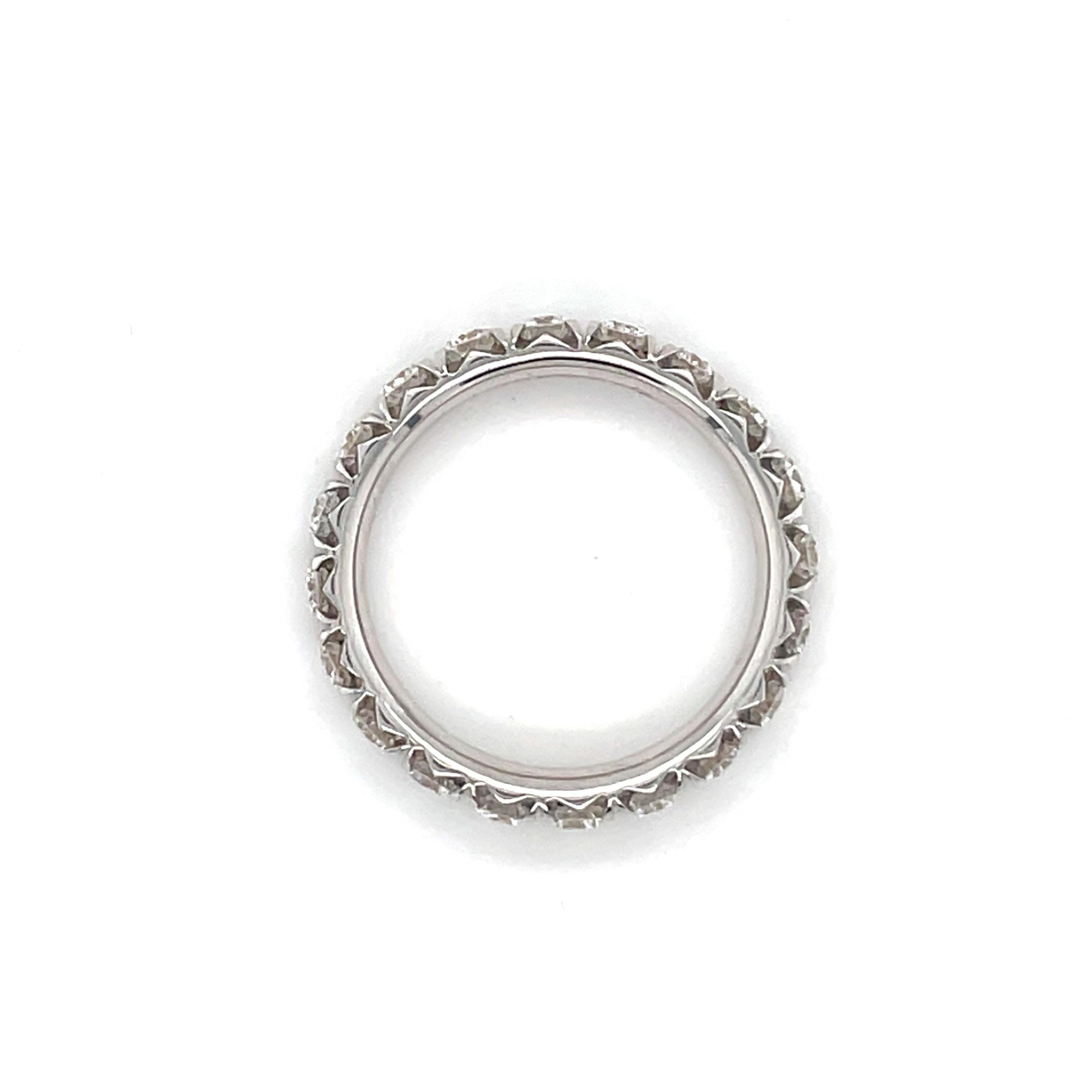 Round Cut 18 Karat White Gold Round Diamond Band Ring For Sale