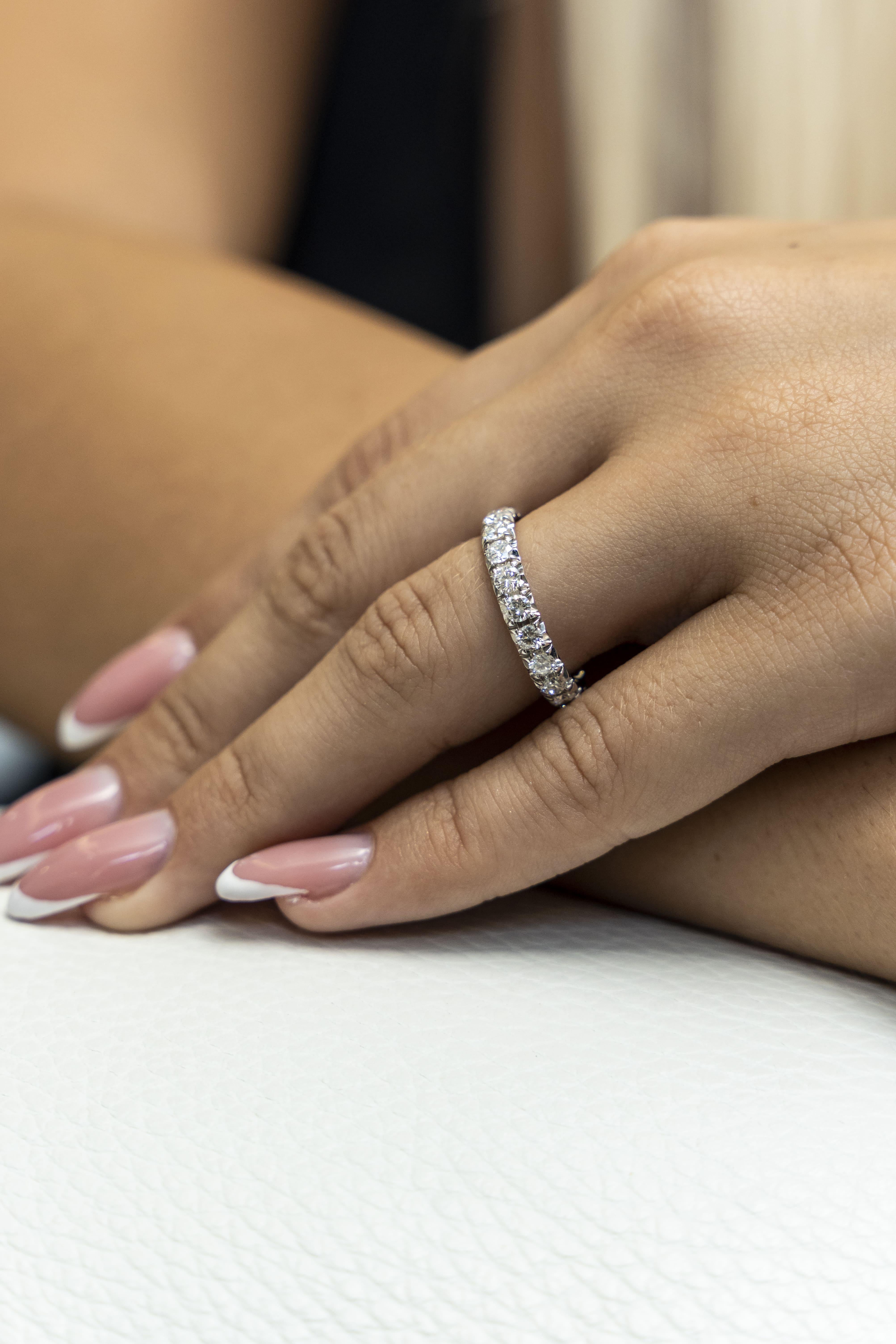l'anneau en or blanc 18K provient de Wedding Collection. Ce bijou de grande classe est composé de diamants blancs naturels ronds d'une valeur totale de 1,74 carat. Le poids total du métal est de 4,30 gr. Parfait pour toute occasion ! 

