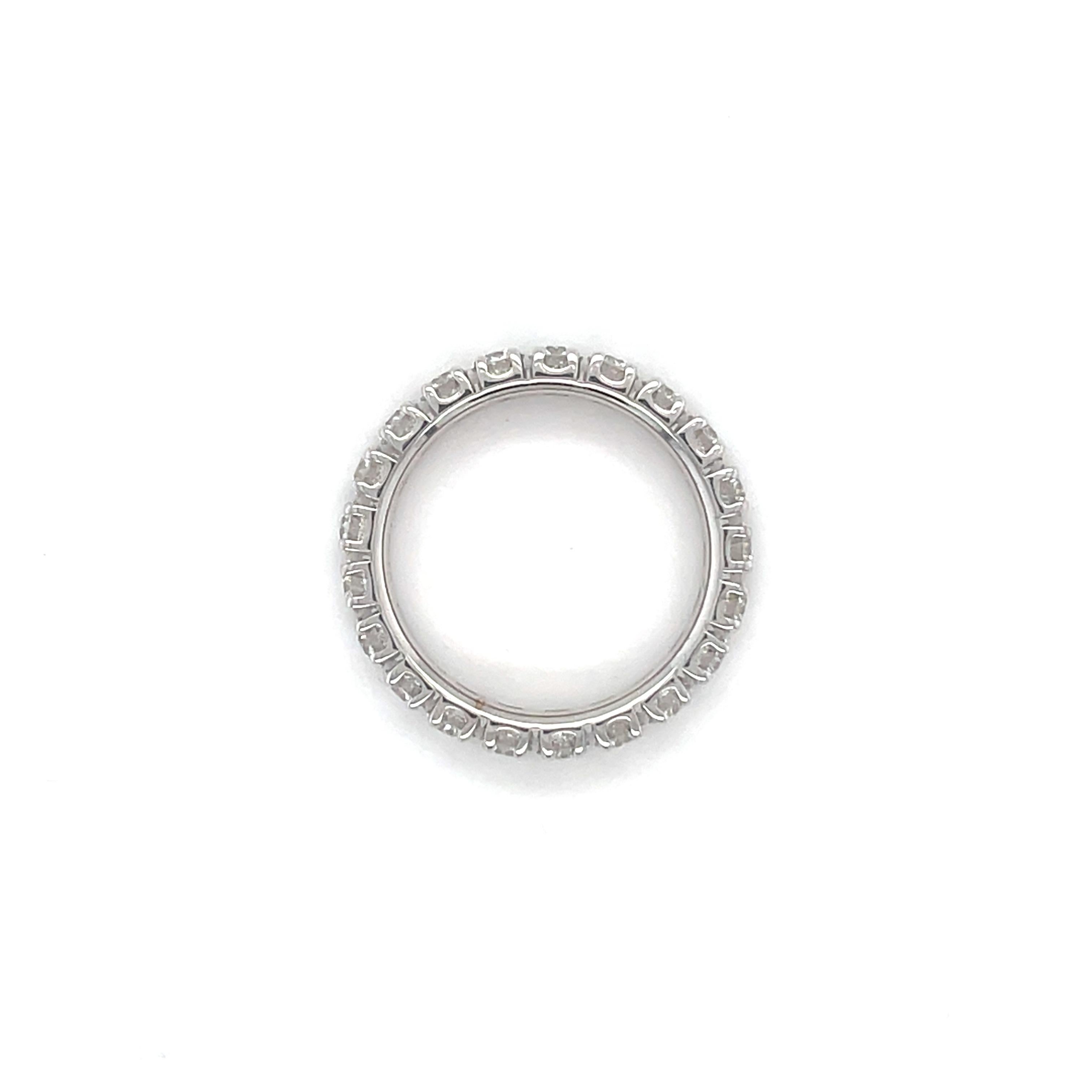 Taglio rotondo Anello a fascia con diamante rotondo in oro bianco 18 carati in vendita
