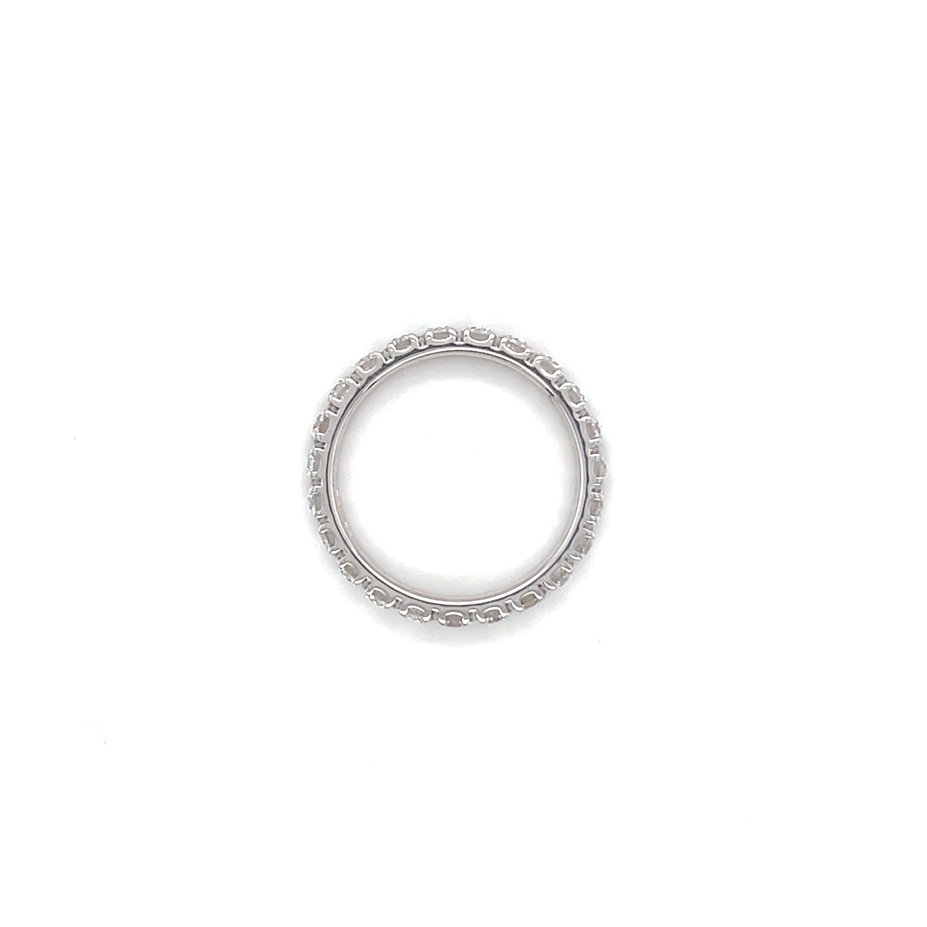 Round Cut 18 Karat White Gold Round Diamond Band Ring For Sale
