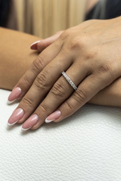 18 Karat Weißgold Runder Diamantring mit Diamanten