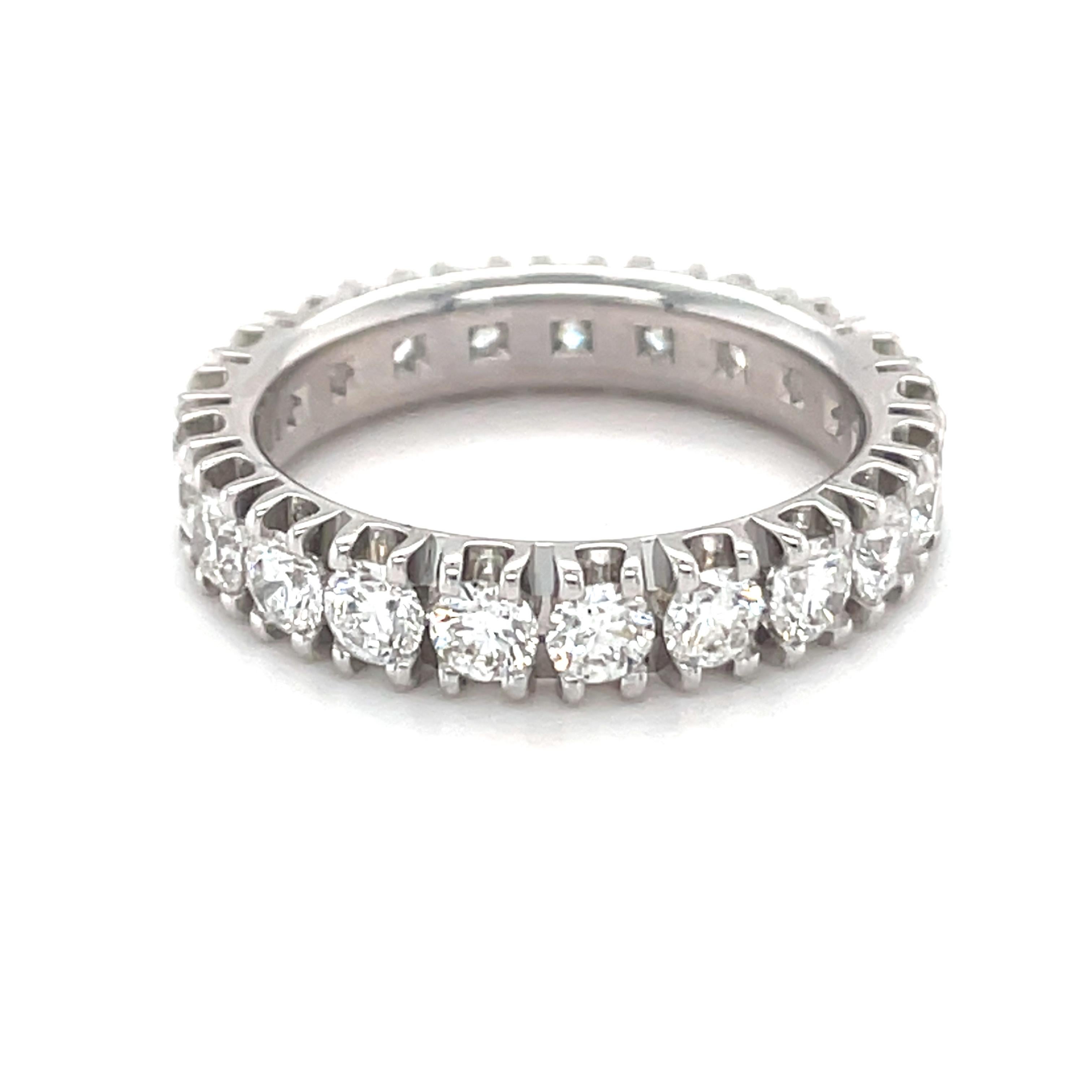 18 Karat White Gold Round Diamond Band Ring In New Condition For Sale In Monte-Carlo, MC