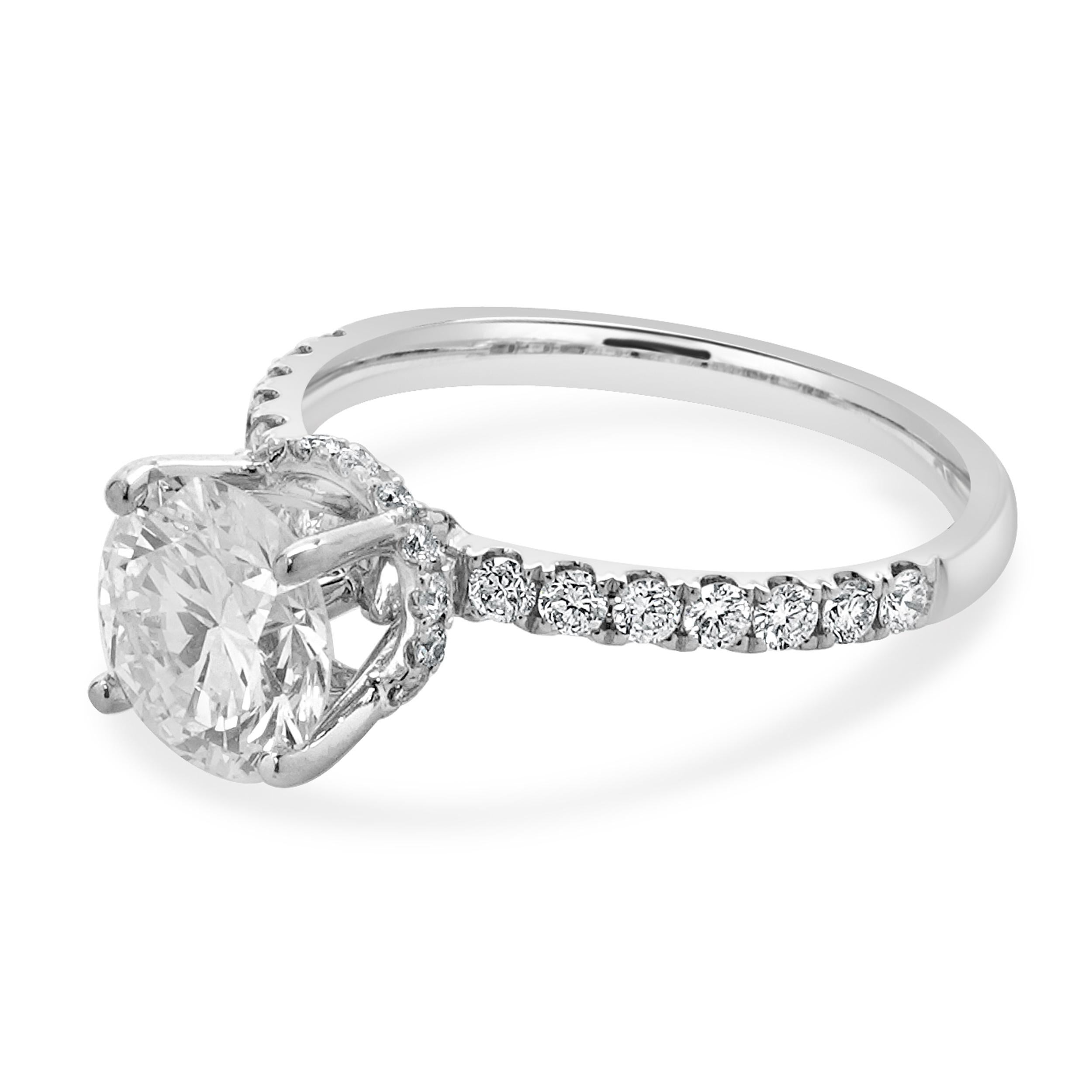 Verlobungsring aus 18 Karat Weißgold mit rundem Diamanten (Rundschliff) im Angebot