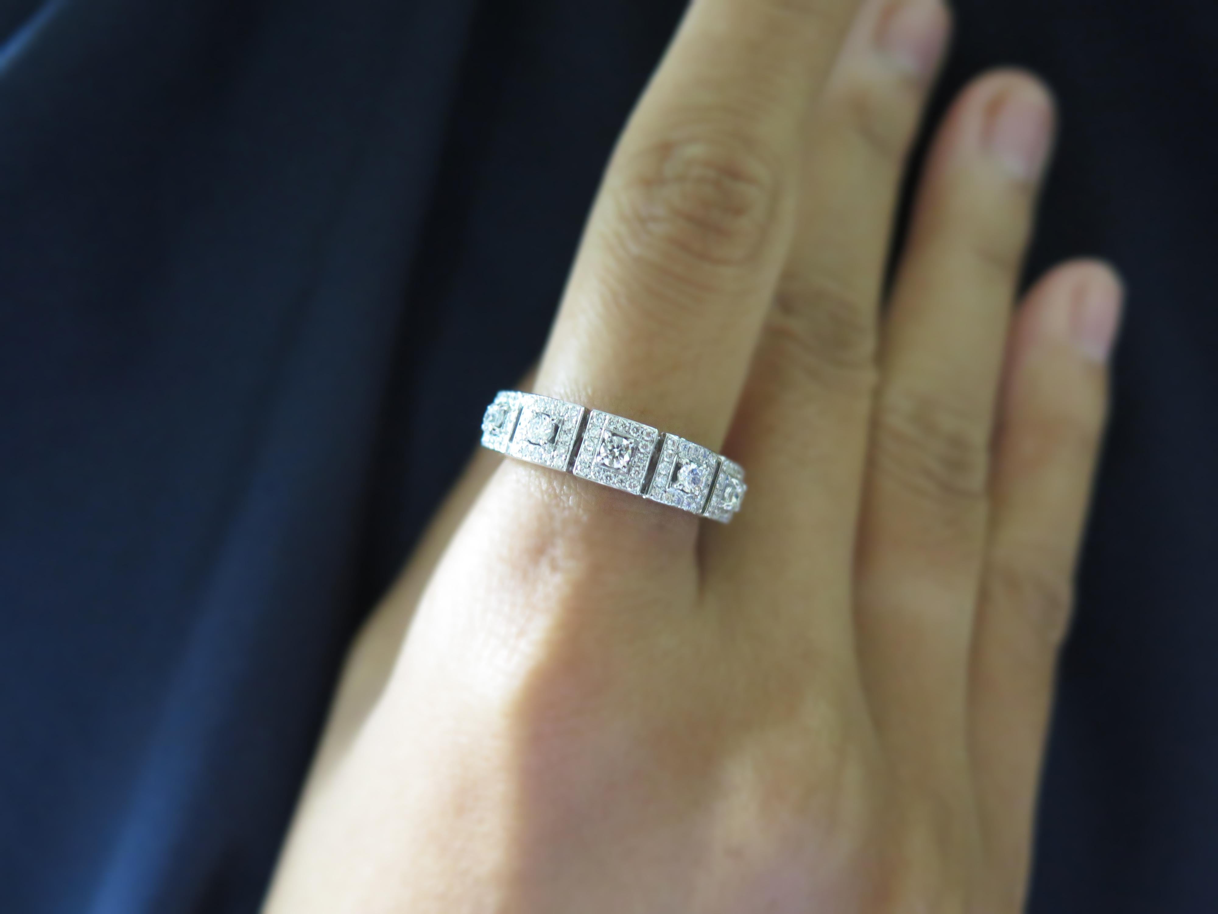 Women's 18 Karat White Gold Round Diamond Wedding Ring