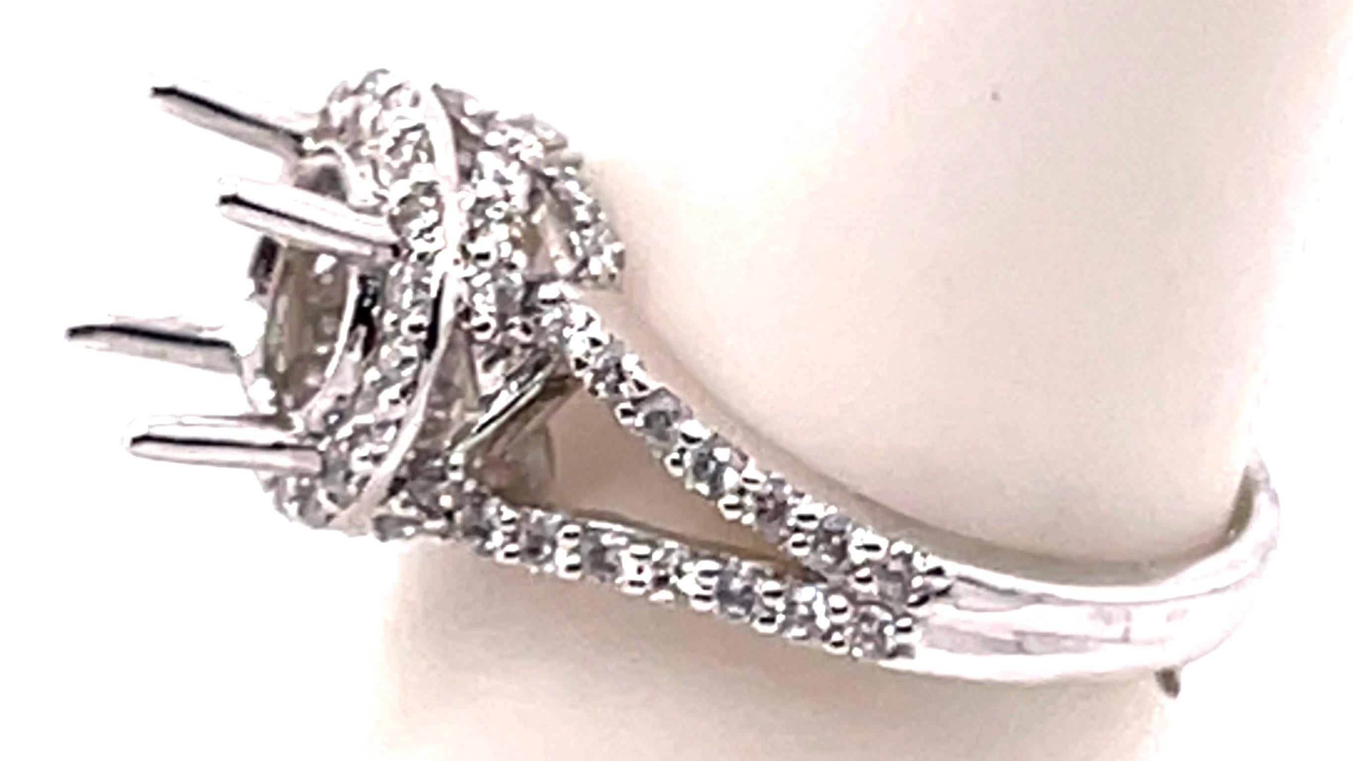 18 Karat Weißgold Runder Verlobungsring mit Diamant Halo und zwei Reihen Ring im Zustand „Gut“ im Angebot in Stamford, CT