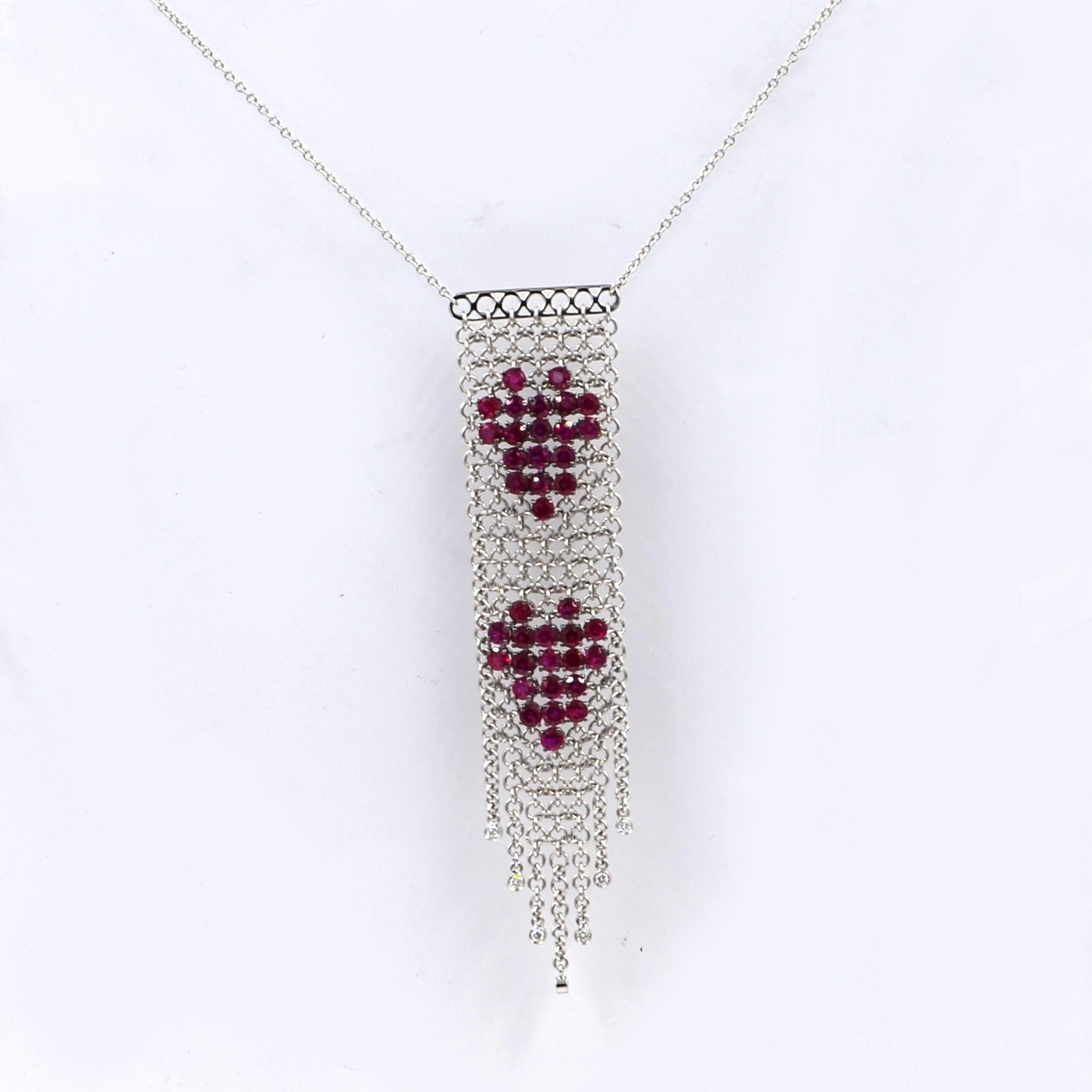 Taille ronde Garavelli Collier en maille en or blanc 18 carats et rubis en vente