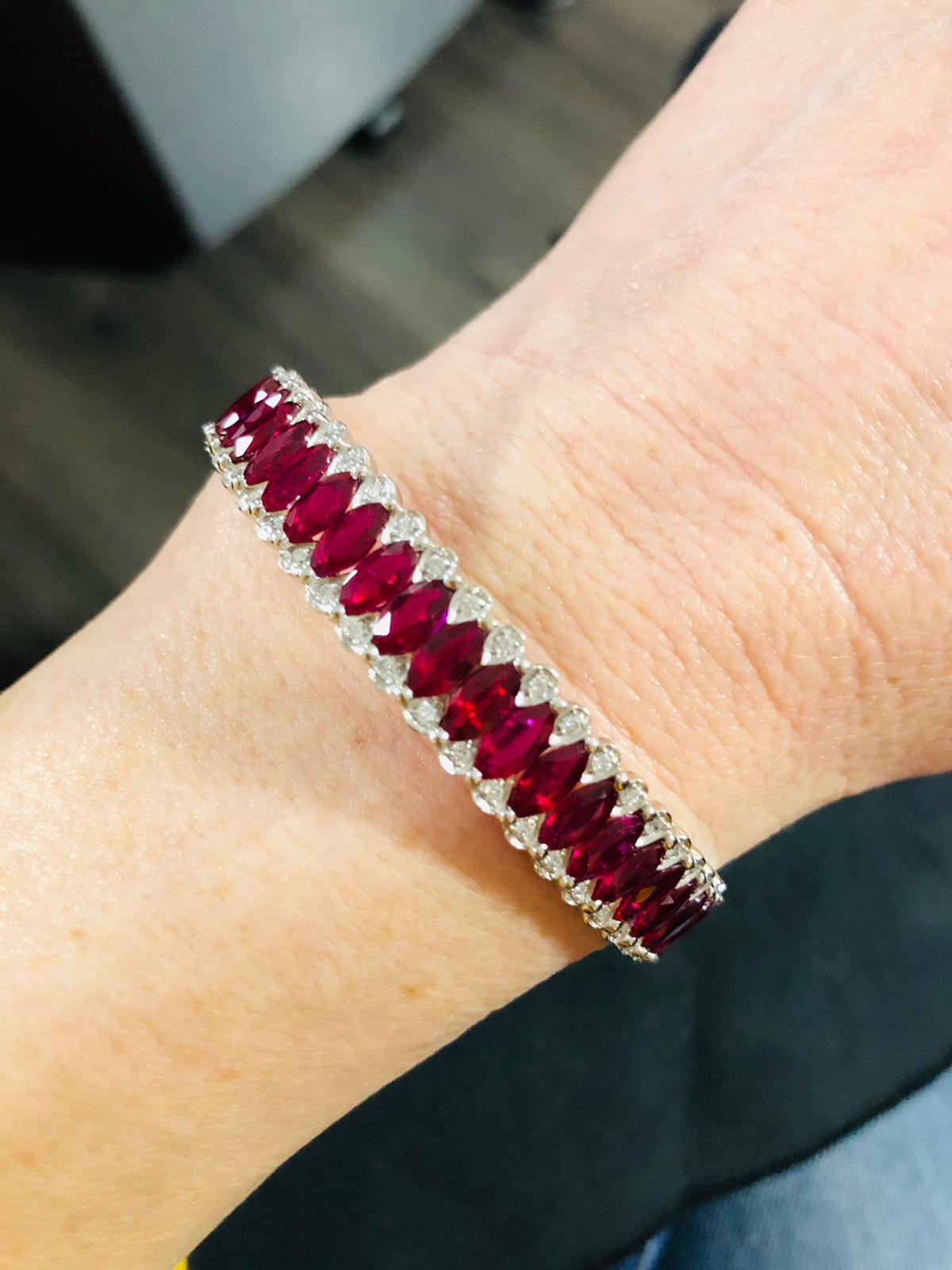 18 Karat White Gold Ruby Amore Eternity Bangle by Niquesa In New Condition For Sale In London, GB