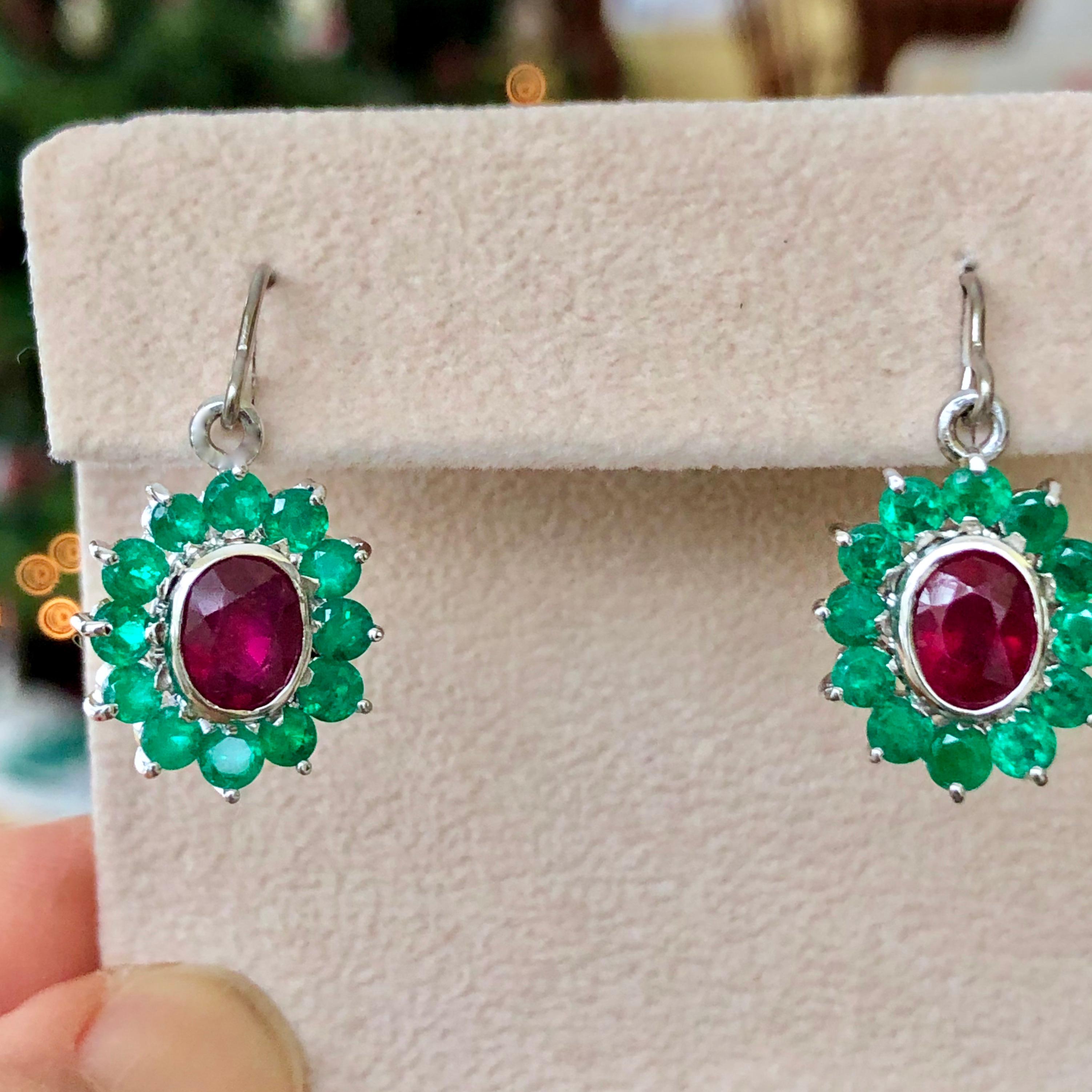 18 Karat White Gold Ruby and Colombian Emerald Dangle Earrings For Sale 4
