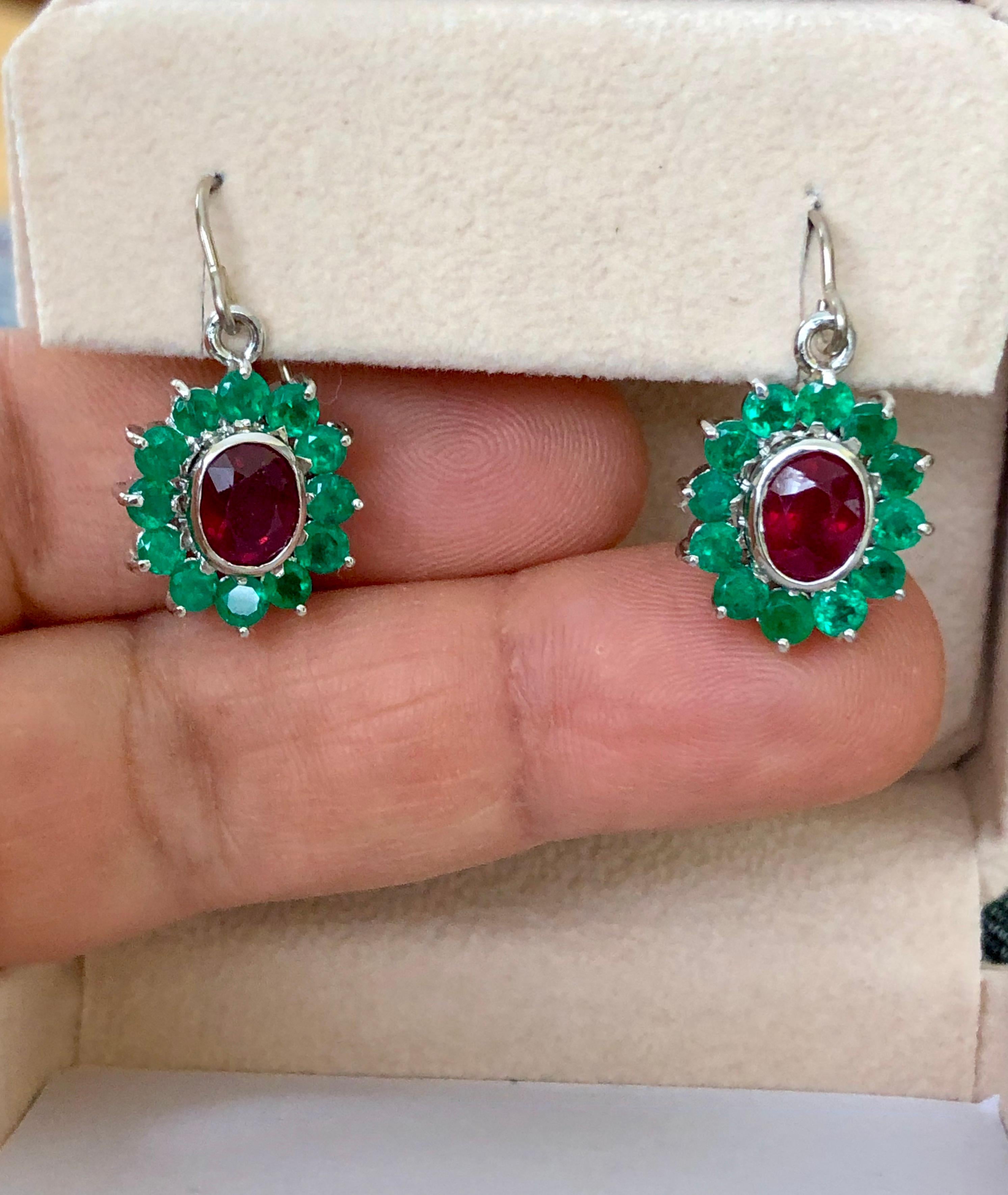 18 Karat White Gold Ruby and Colombian Emerald Dangle Earrings For Sale 2