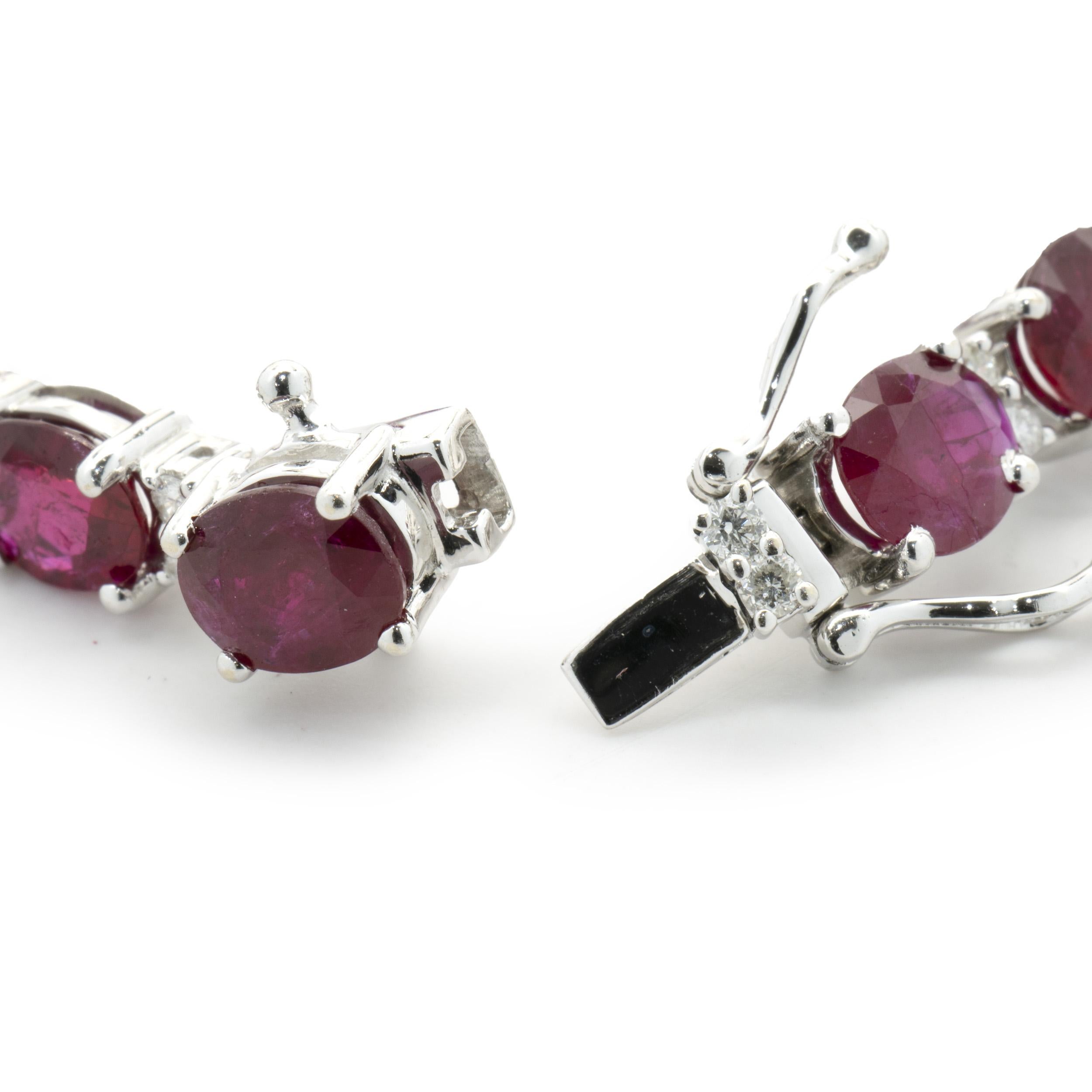 Taille ovale Bracelet en or blanc 18 carats avec rubis et diamants en ligne alternée en vente