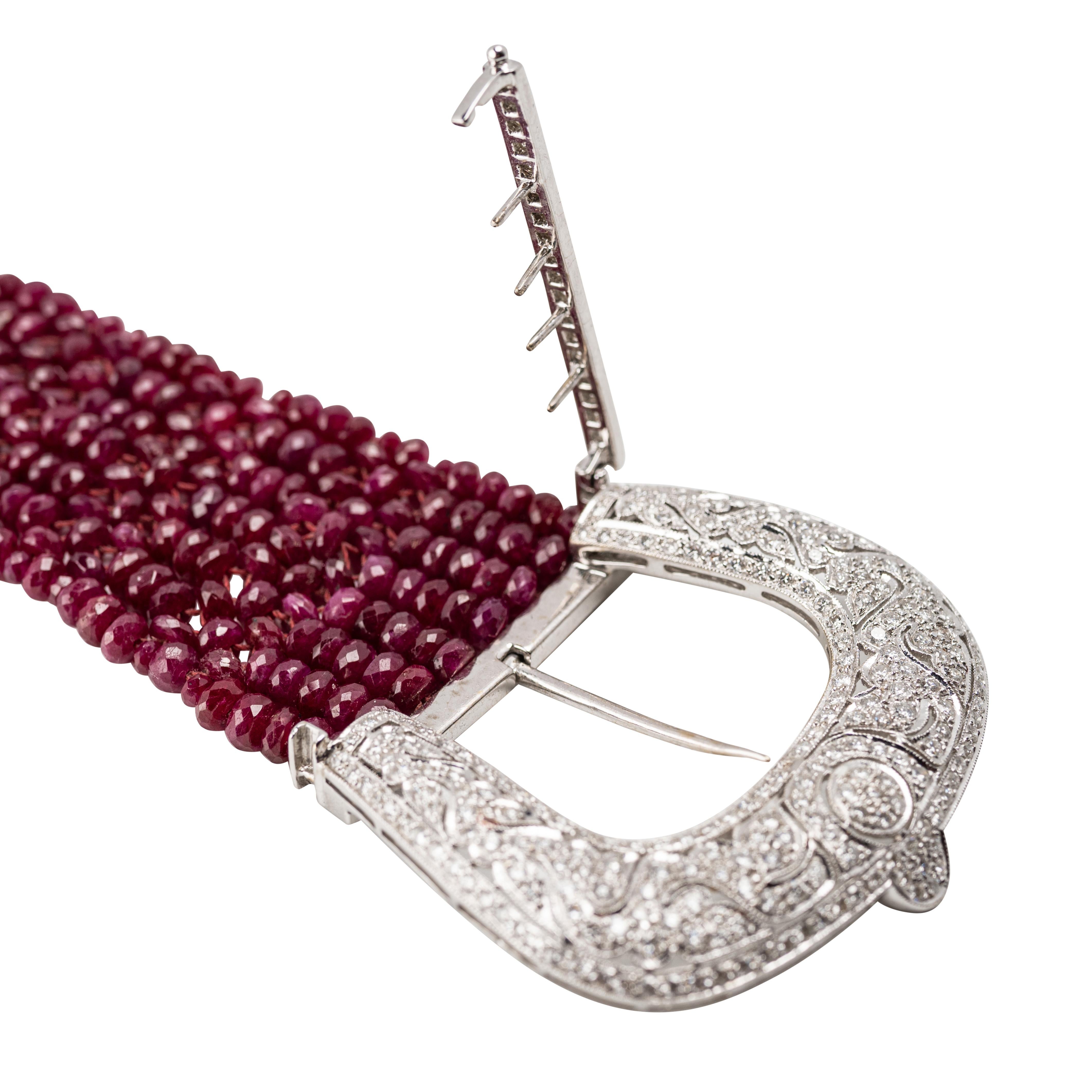 Pulsera de oro blanco de 18 quilates, rubíes y diamantes

Diseñado como un cinturón, compuesto por siete filas de cuentas de rubí facetado de un vivo tono rojo púrpura, completado con un cierre en forma de hebilla con pavé de diamantes talla