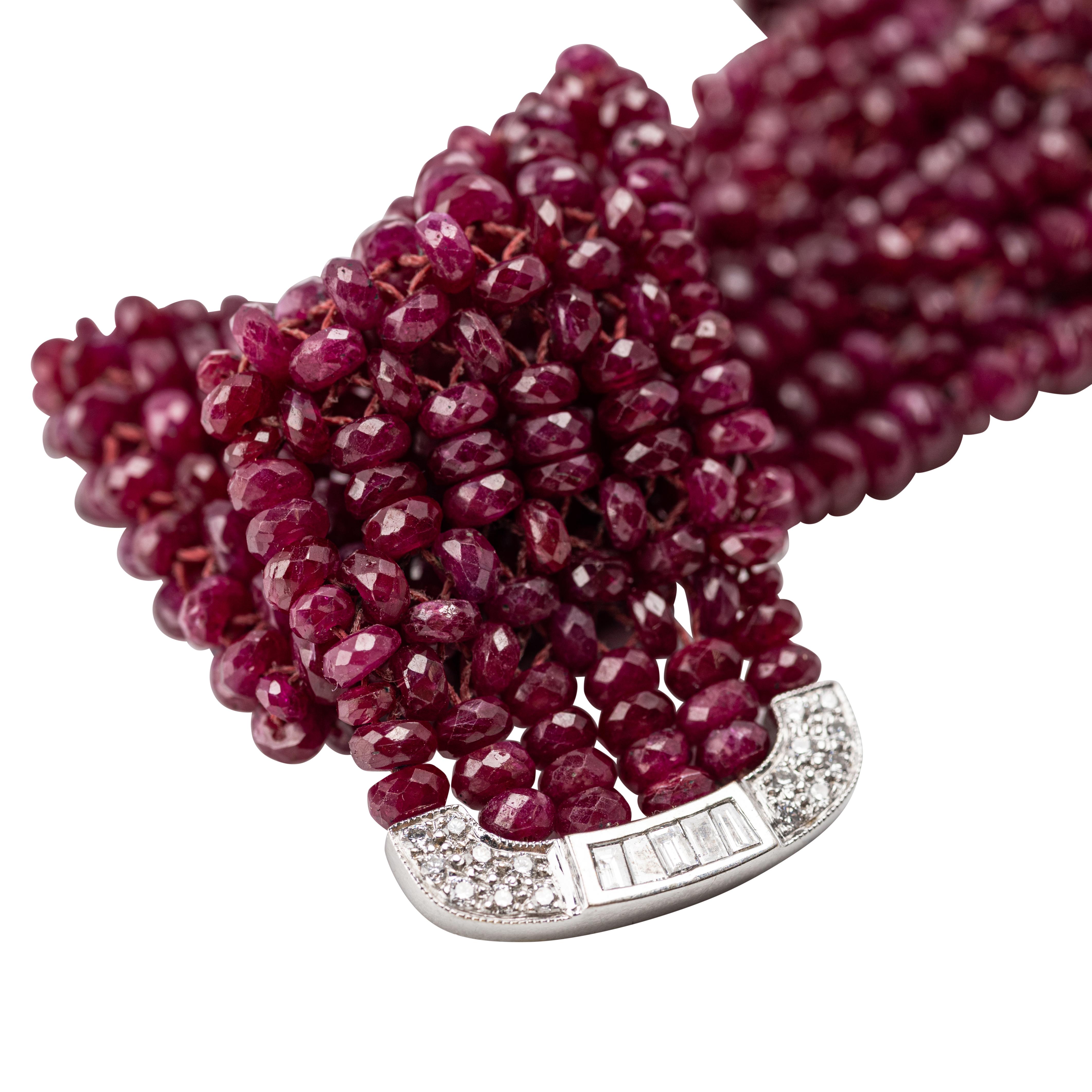 Pulsera de oro blanco de 18 quilates, rubíes y diamantes Corte redondo en venta