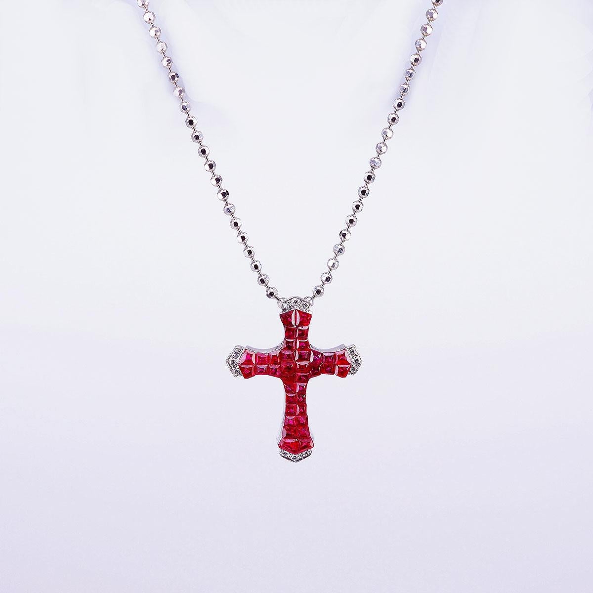 Diseñamos un colgante en forma de cruz muy bonito.La técnica  utilizamos engastes invisibles .cortamos y ranuramos muy piedra. Este colgante tiene un estilo muy bonito que puedes usar en muchas ocasiones en el día a día. Rubí uso 3,05 ct, Diamante