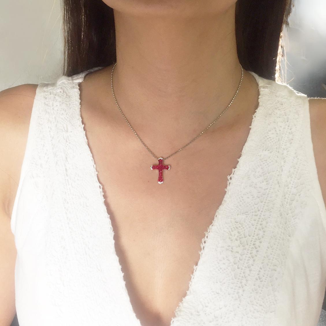Colgante Cruz de Rubíes y Diamantes de Oro Blanco de 18 Quilates en Nuevo estado para la venta en Bangkok, TH