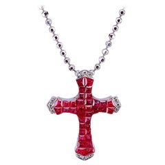 Pendentif croix en or blanc 18 carats, rubis et diamants