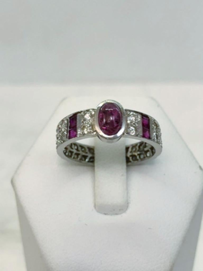 18 karat white gold eternity ring with an oval cabochon cut ruby and diamonds for a total of 0.4 carats / Made in Italy 1980s
Ring size US 7