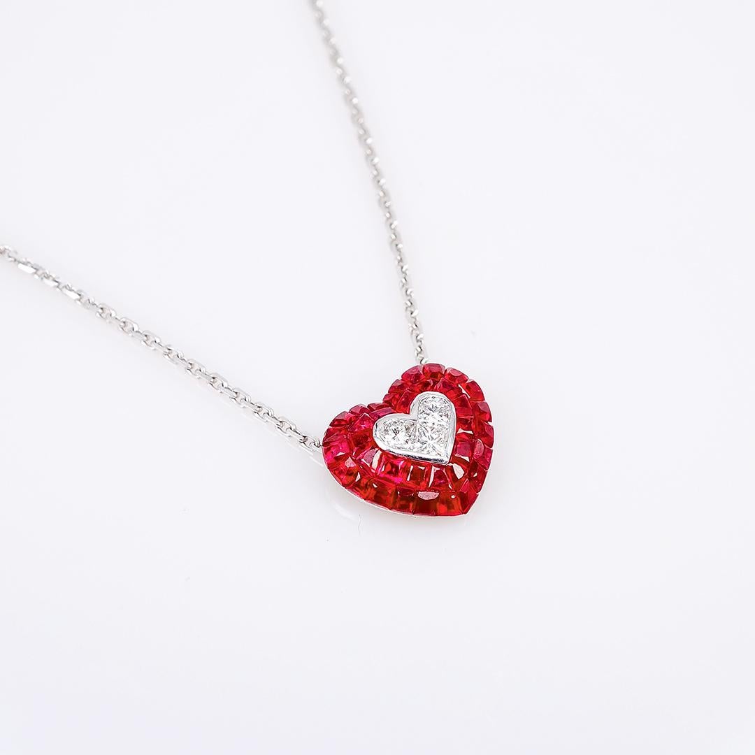 Nous avons conçu un très beau pendentif en forme de coeur avec un collier. La technique utilisée est celle du sertissage invisible. Nous taillons et rainurons la pierre. Ce pendentif est d'un style très agréable et peut être utilisé dans de