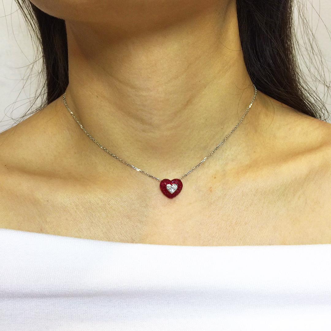 18 Karat White Gold Ruby and Diamond Heart Necklace In New Condition In Bangkok, TH