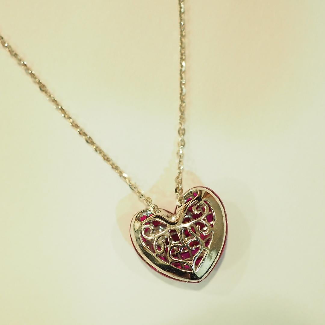 Moderne Collier en forme de cœur en or blanc 18 carats, rubis et diamants, monture invisible en vente