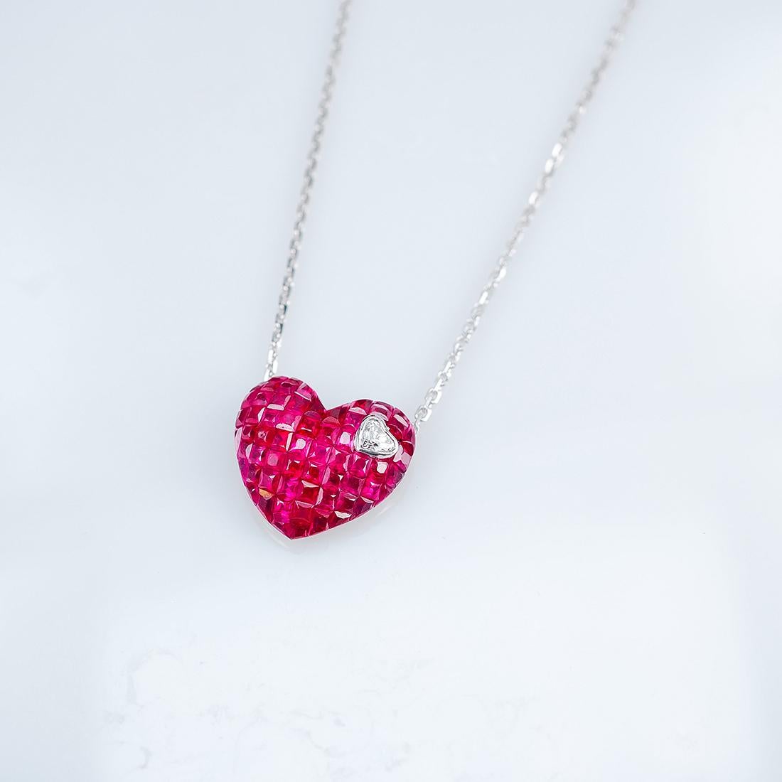 Collier en forme de cœur en or blanc 18 carats, rubis et diamants, monture invisible Neuf - En vente à Bangkok, TH