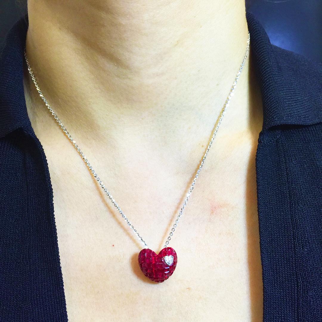 18 Karat White Gold Ruby and Diamond Heart Necklace in Invisible Setting In New Condition For Sale In Bangkok, TH