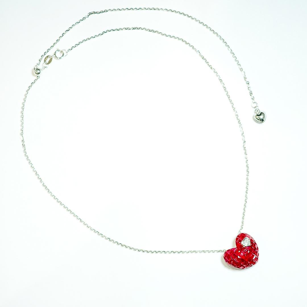Collier en forme de cœur en or blanc 18 carats, rubis et diamants, monture invisible en vente 2