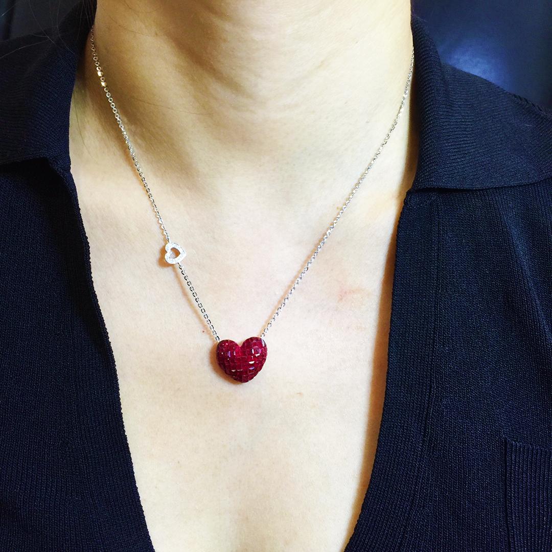 18 Karat White Gold Ruby and Diamond Heart Pendant in Invisible Setting In New Condition For Sale In Bangkok, TH