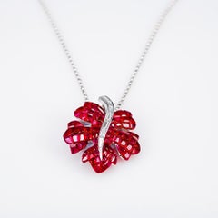 Colgante Arce de Rubíes y Diamantes de Oro Blanco de 18 Quilates