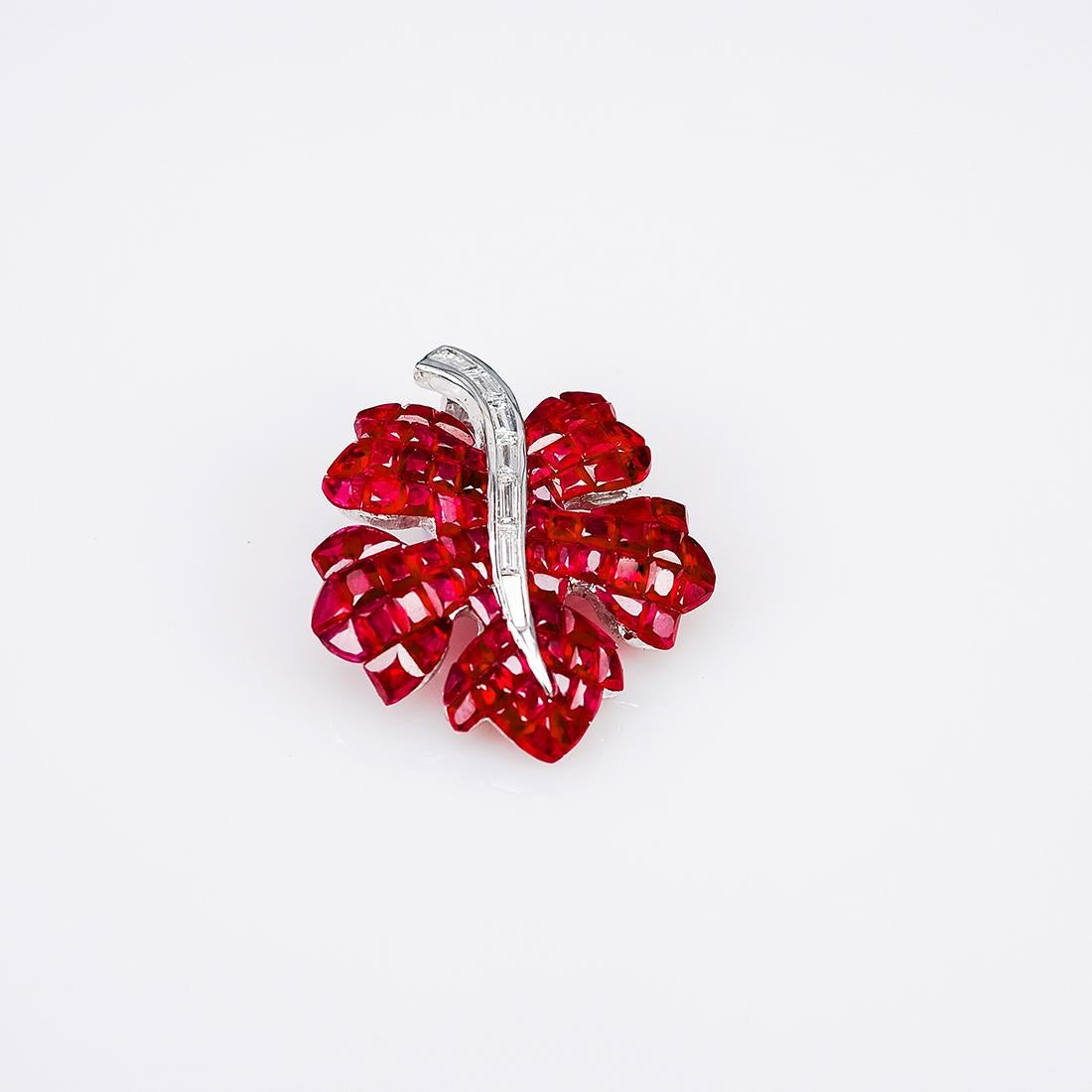 18 Karat White Gold Ruby and Diamond Maple Pendant In New Condition For Sale In Bangkok, TH