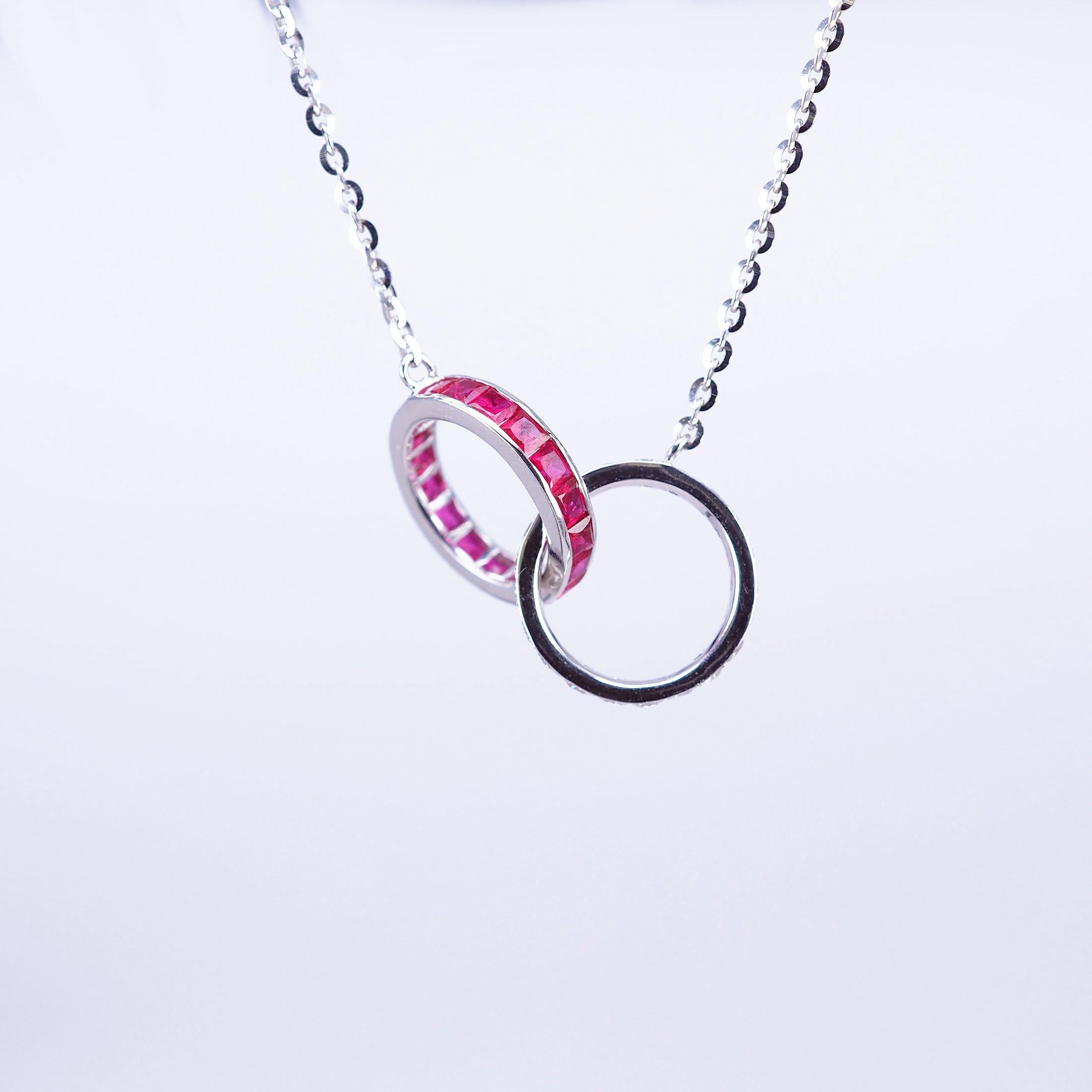 Progettiamo una collana molto bella. La tecnica  utilizziamo un'incastonatura invisibile. Tagliamo e scanaliamo ogni pietra. Questo ciondolo è molto bello e può essere utilizzato in molte occasioni, sia di giorno che di sera per le feste.  Rubino da