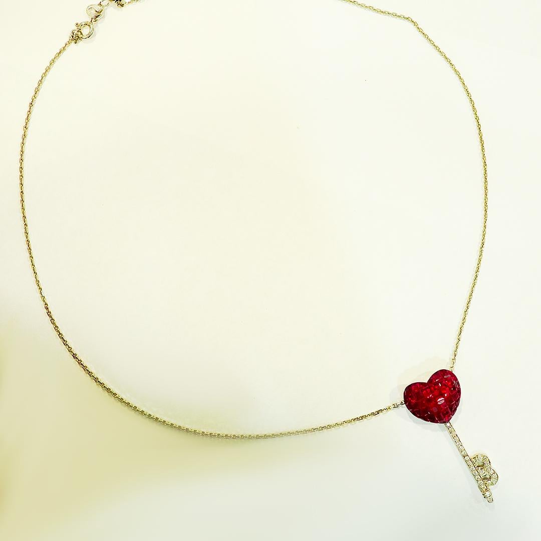 Collier pendentif en or blanc 18 carats avec rubis et diamants en forme de cœur en vente 4