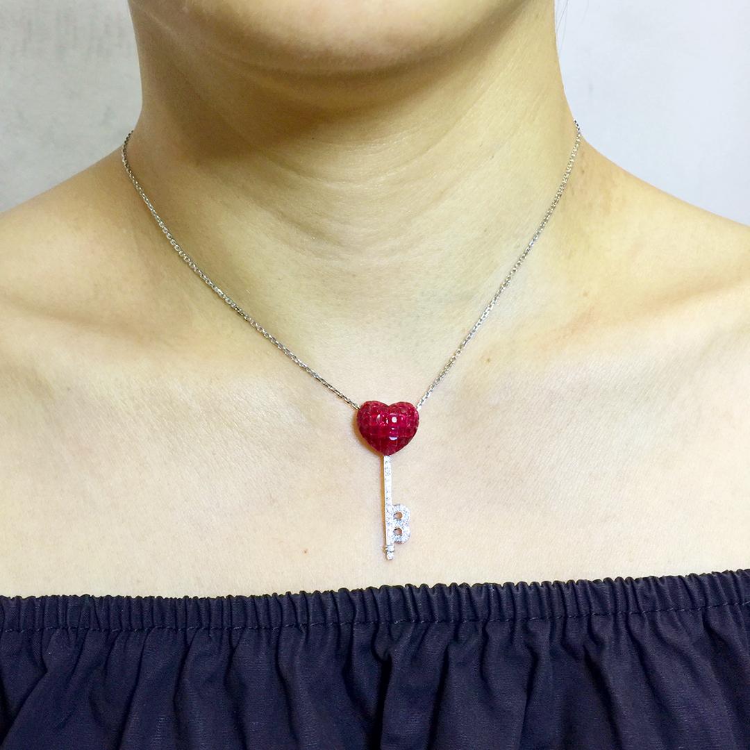 18 Karat Weißgold Rubin und Diamant Anhänger Halskette Herz Schlüssel im Angebot 6