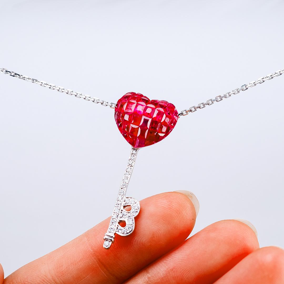 18 Karat White Gold Ruby and Diamond Pendant Necklace Heart Key In New Condition For Sale In Bangkok, TH