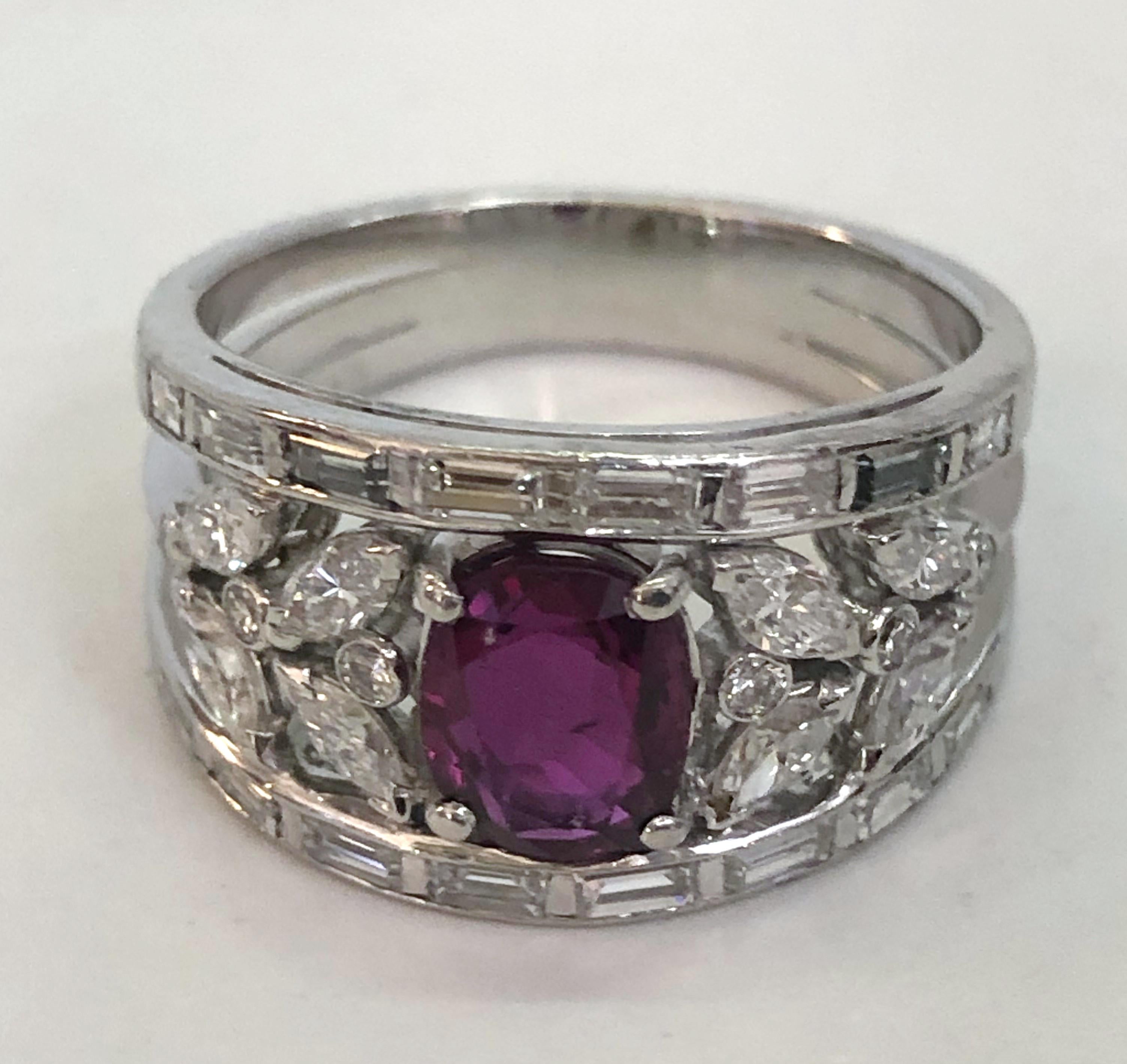 18 karat white gold band ring with a large central oval ruby of 1.2 karats and surrounding brilliant diamonds for a total of 1 karat in navel and baguette cut / Italy 1940s
Ring size US 7.5