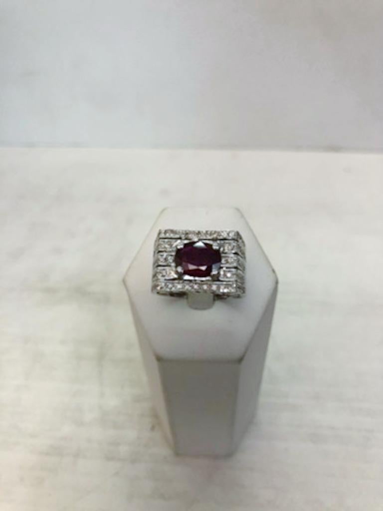 18 karat white gold ring with a geometric band, a 1.7 carat ruby and 0.6 carat diamonds / Made in Italy 1970s
Ring size US 9