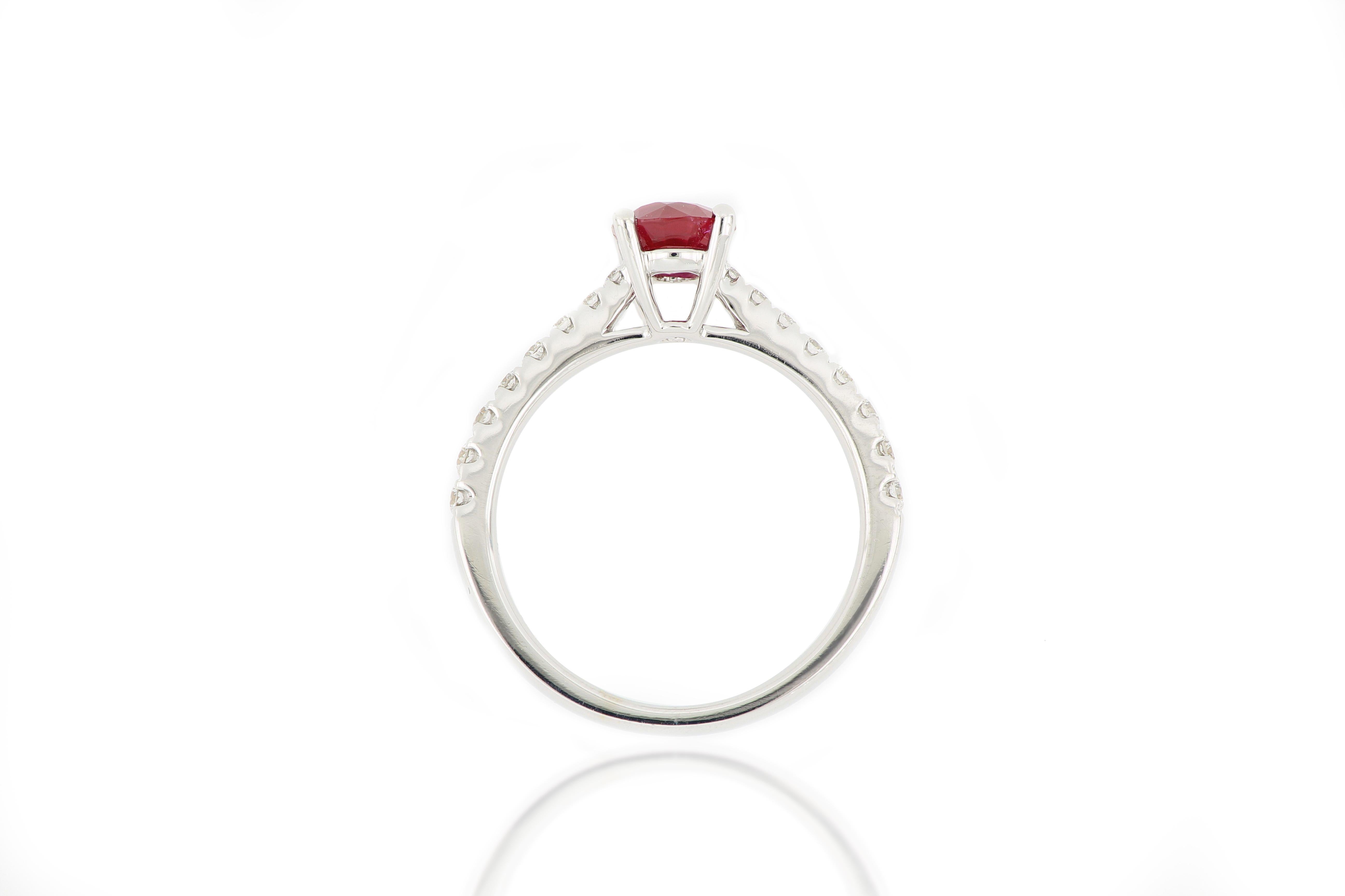 Taille brillant Bague en or blanc 18 carats, rubis et diamants en vente