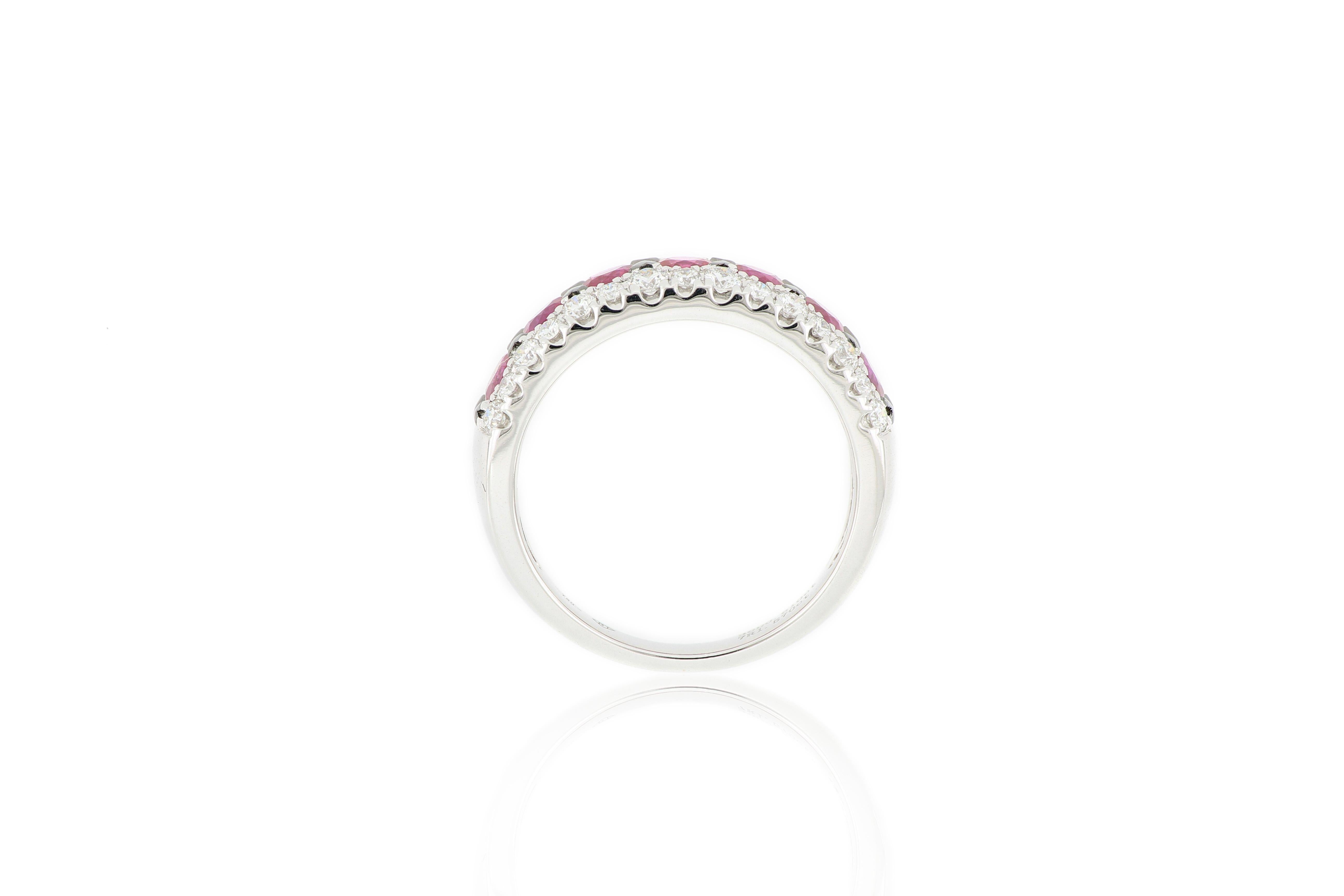 Taille brillant Bague en or blanc 18 carats, rubis et diamants en vente