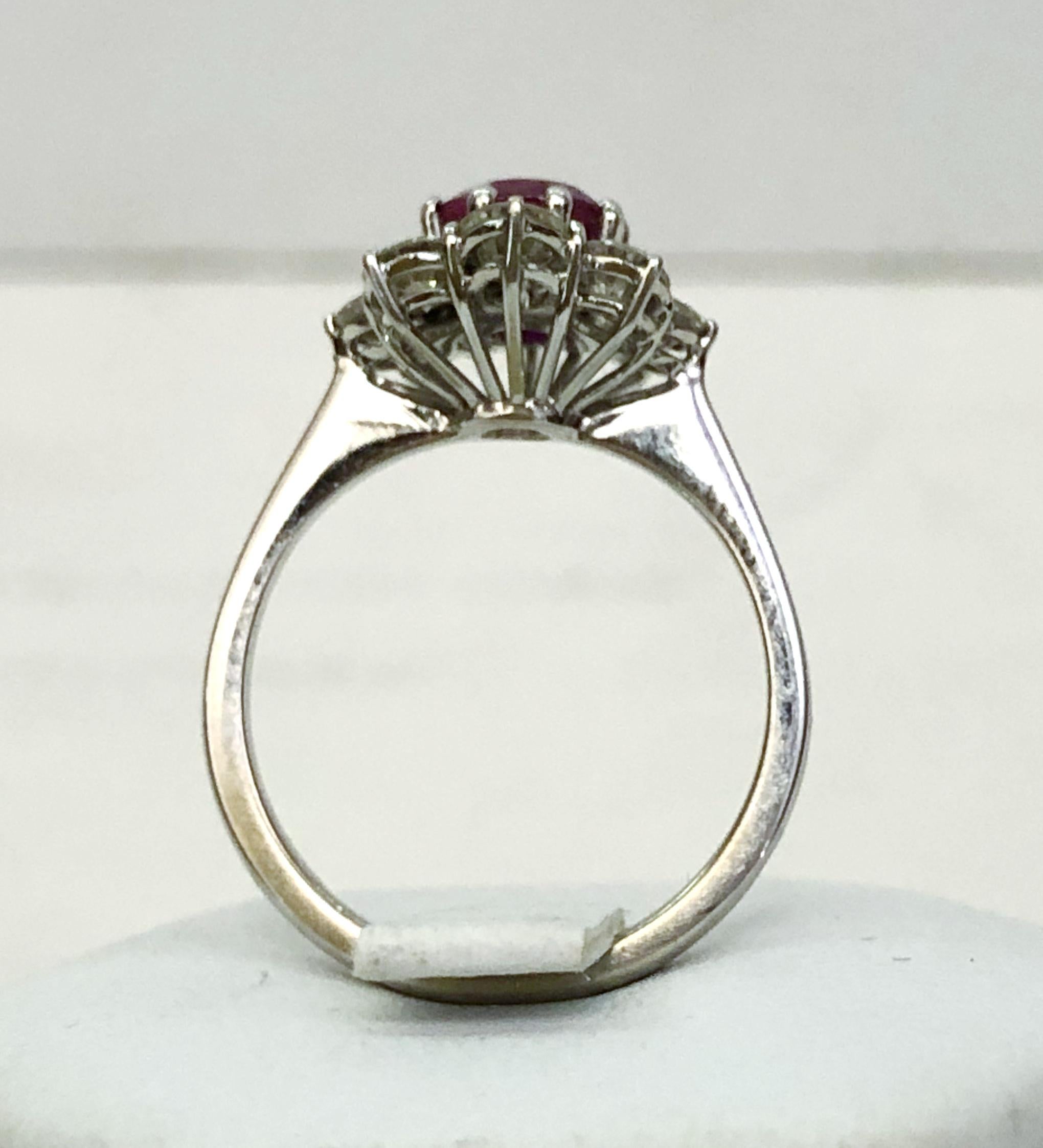 Ring aus 18 Karat Weißgold mit Rubin und Diamant im Zustand „Gut“ im Angebot in Palm Springs, CA