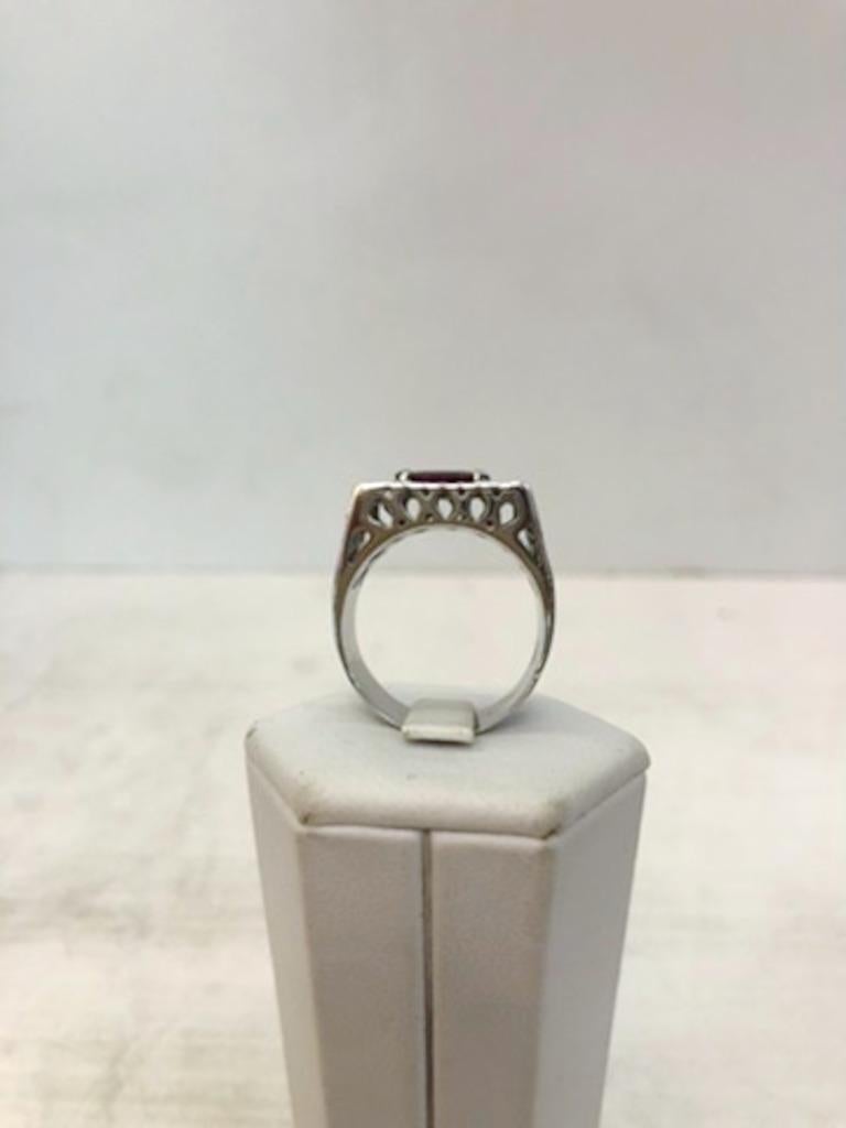 Ring aus 18 Karat Weißgold mit Rubin und Diamant im Zustand „Gut“ im Angebot in Palm Springs, CA