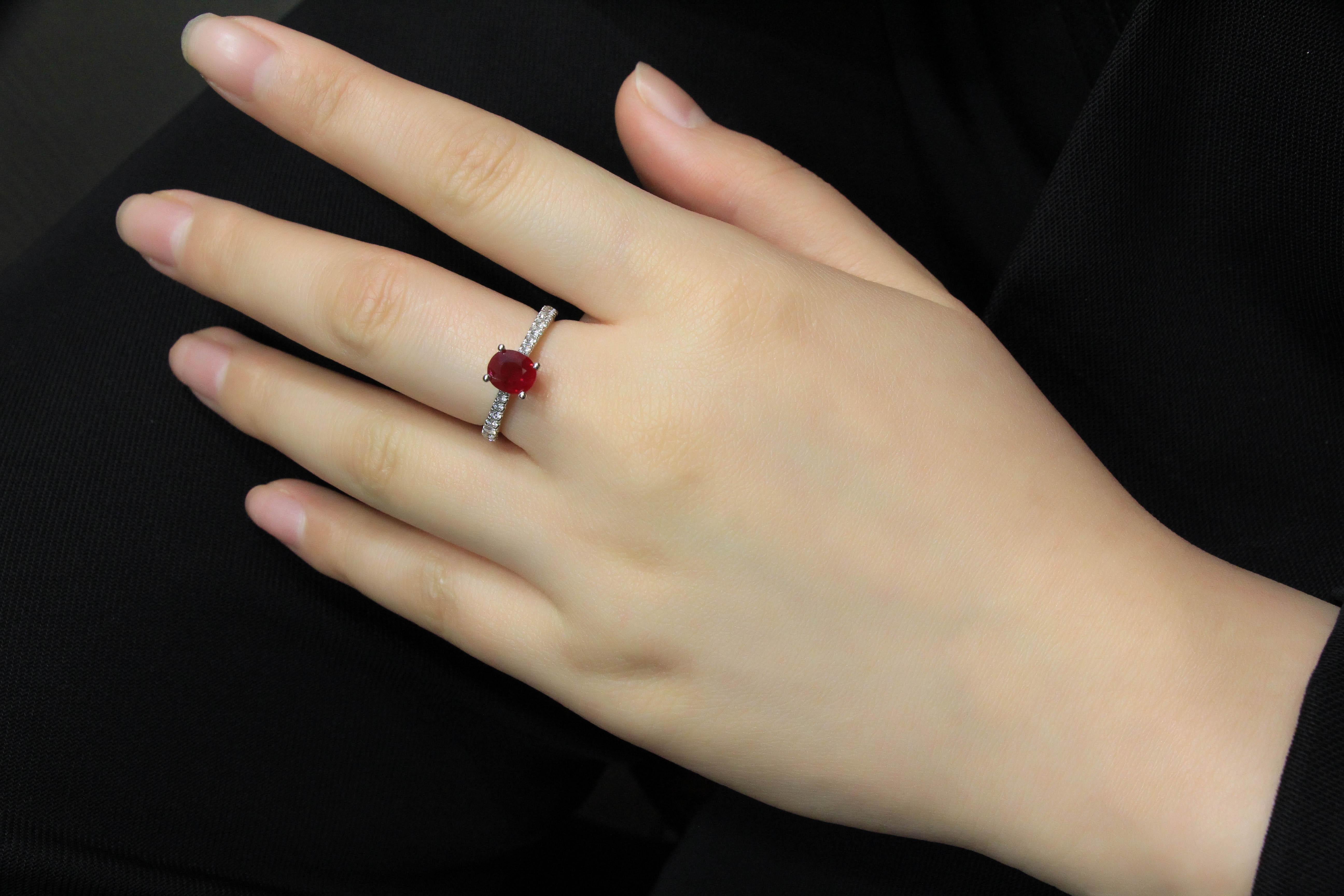 Ring aus 18 Karat Weißgold mit Rubin und Diamant im Zustand „Neu“ im Angebot in Macau, MO
