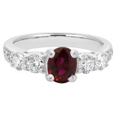 Anillo de oro blanco de 18 quilates con rubí y diamantes