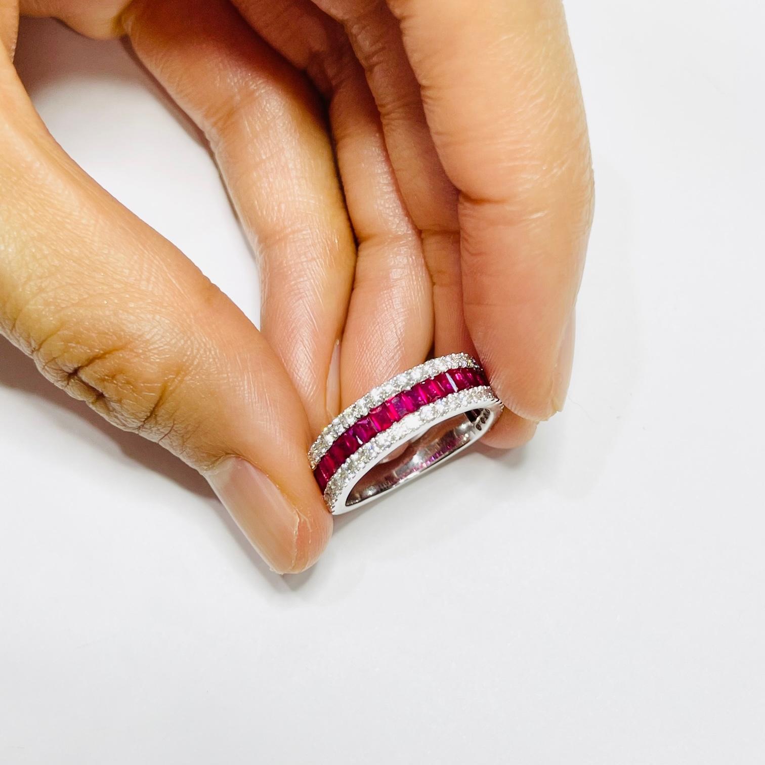 Quadrato Anello di eternità piccolo in oro bianco 18 carati con rubino e diamante in vendita