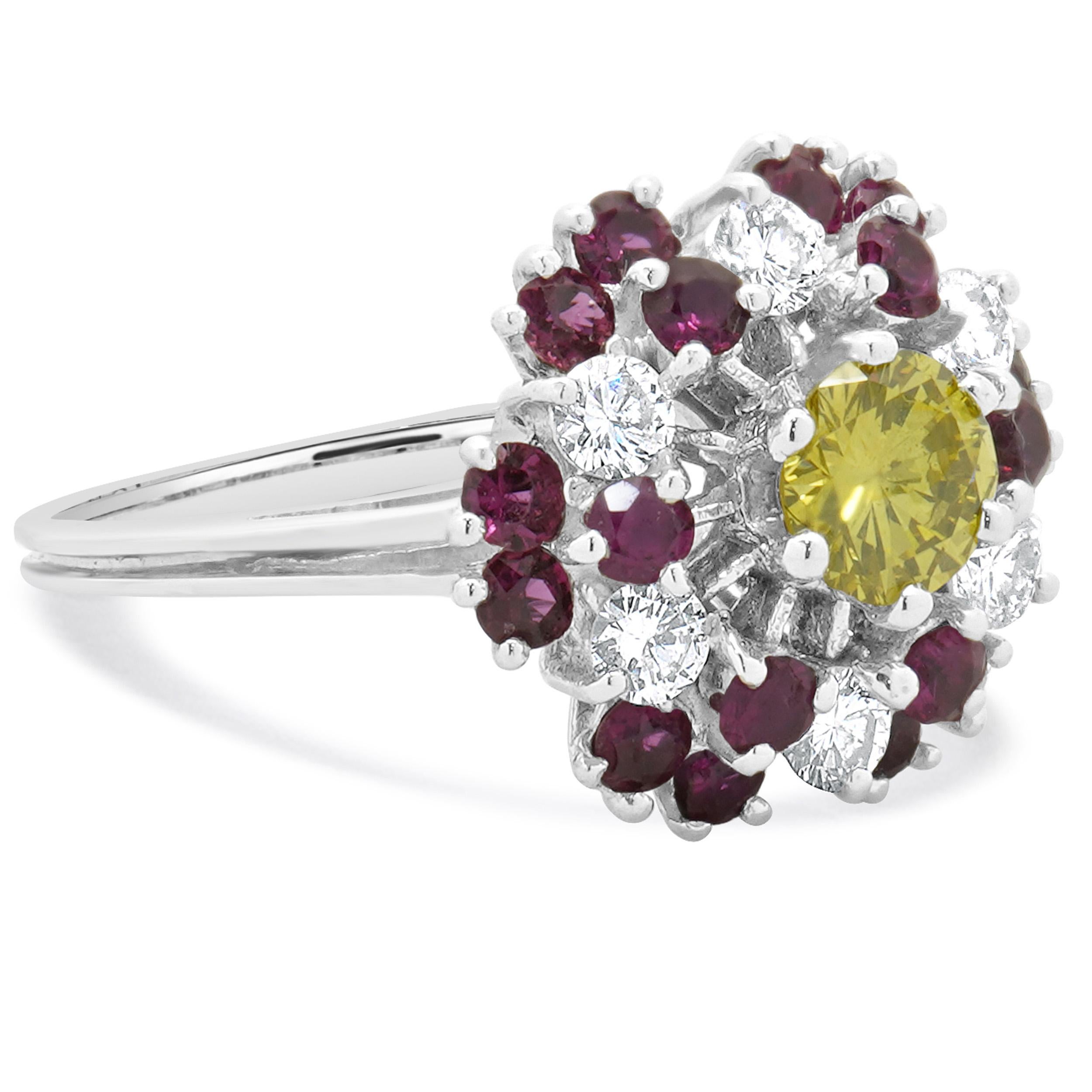 Taglio rotondo Anello Girasole in oro bianco 18 carati con rubino e diamanti in vendita