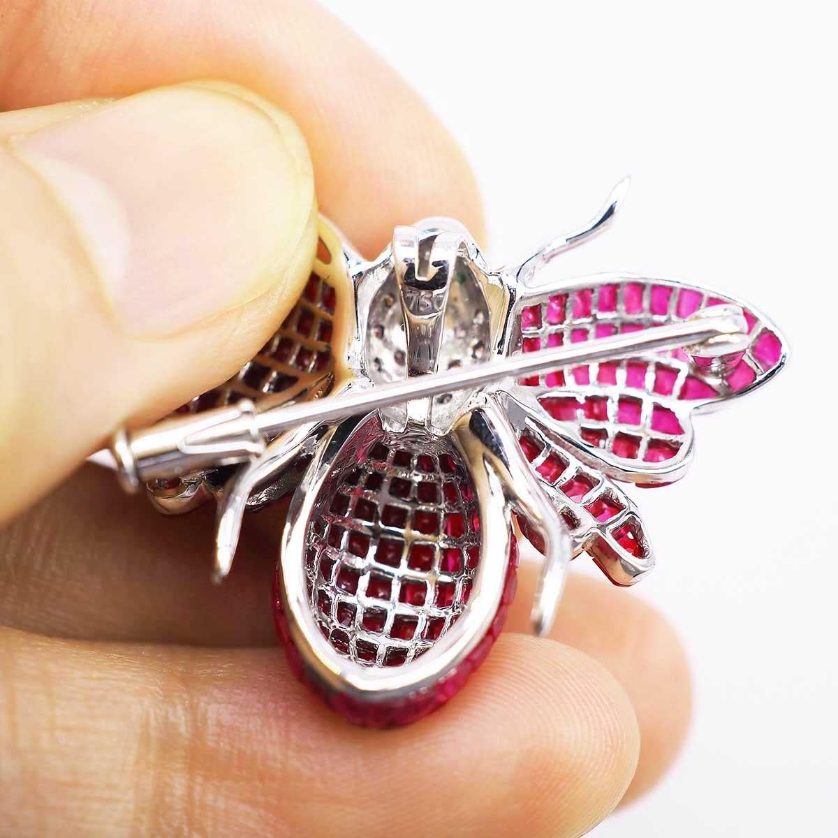 Modern 18 Karat White Gold Ruby Bee Brooch