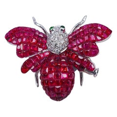 broche abeille en or blanc 18 carats et rubis